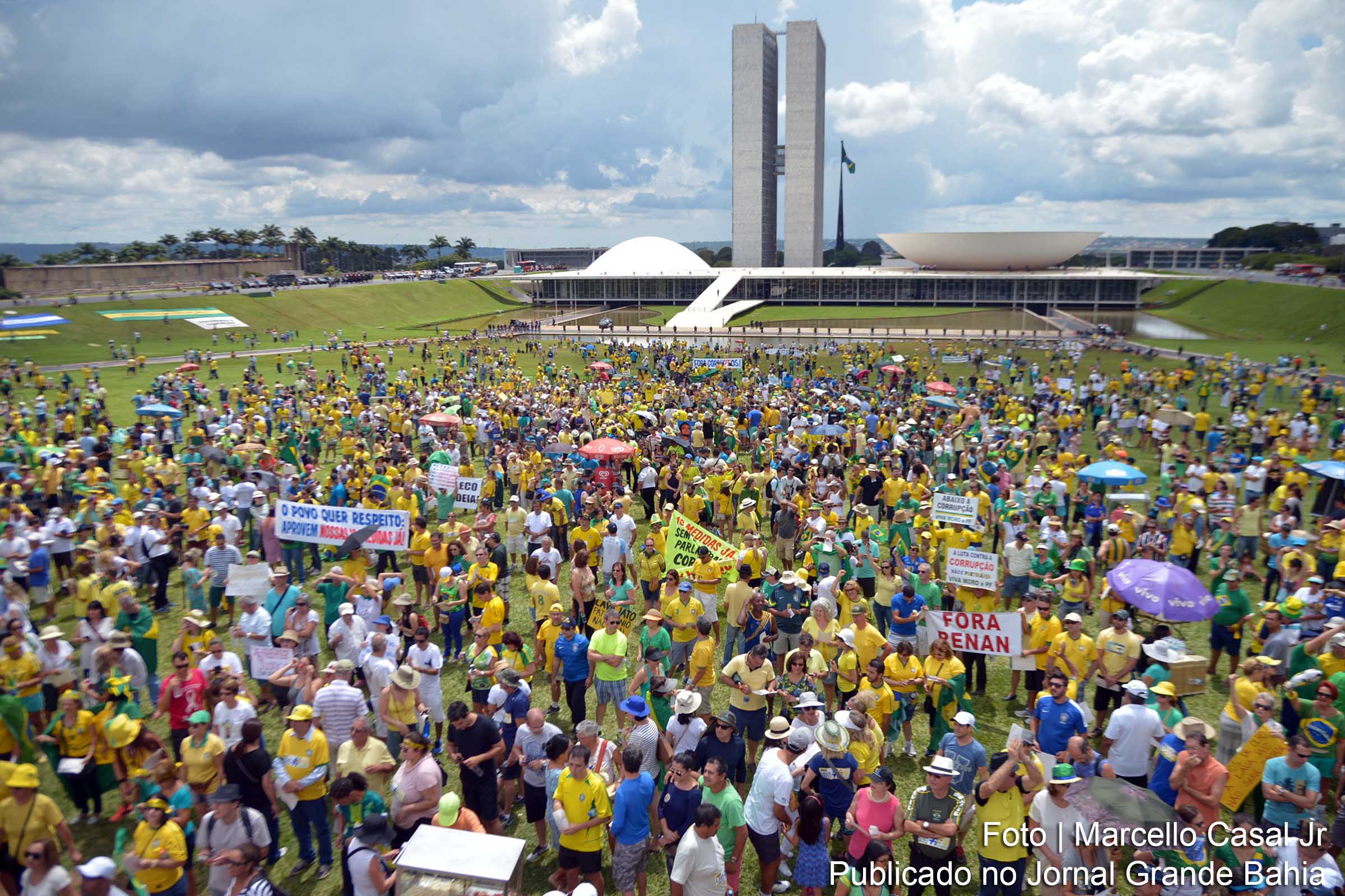 Manifestantes protestam em Brasília a favor da Lava Jato e do juiz Sergio Moro.