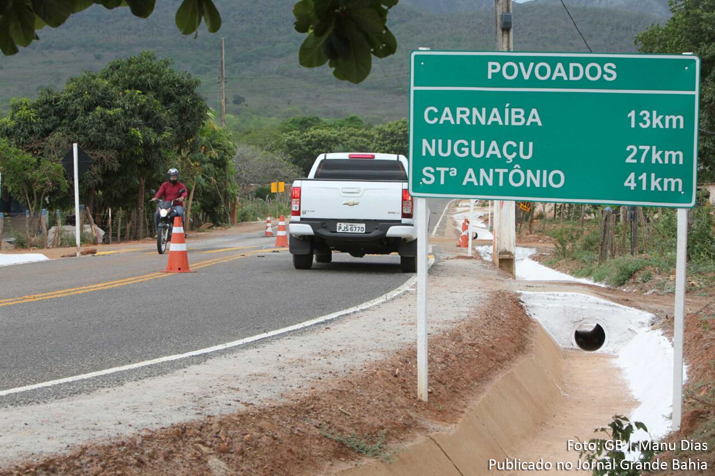 Pavimentação da estrada que liga os povoados de Carnaíba e Itapicuru.