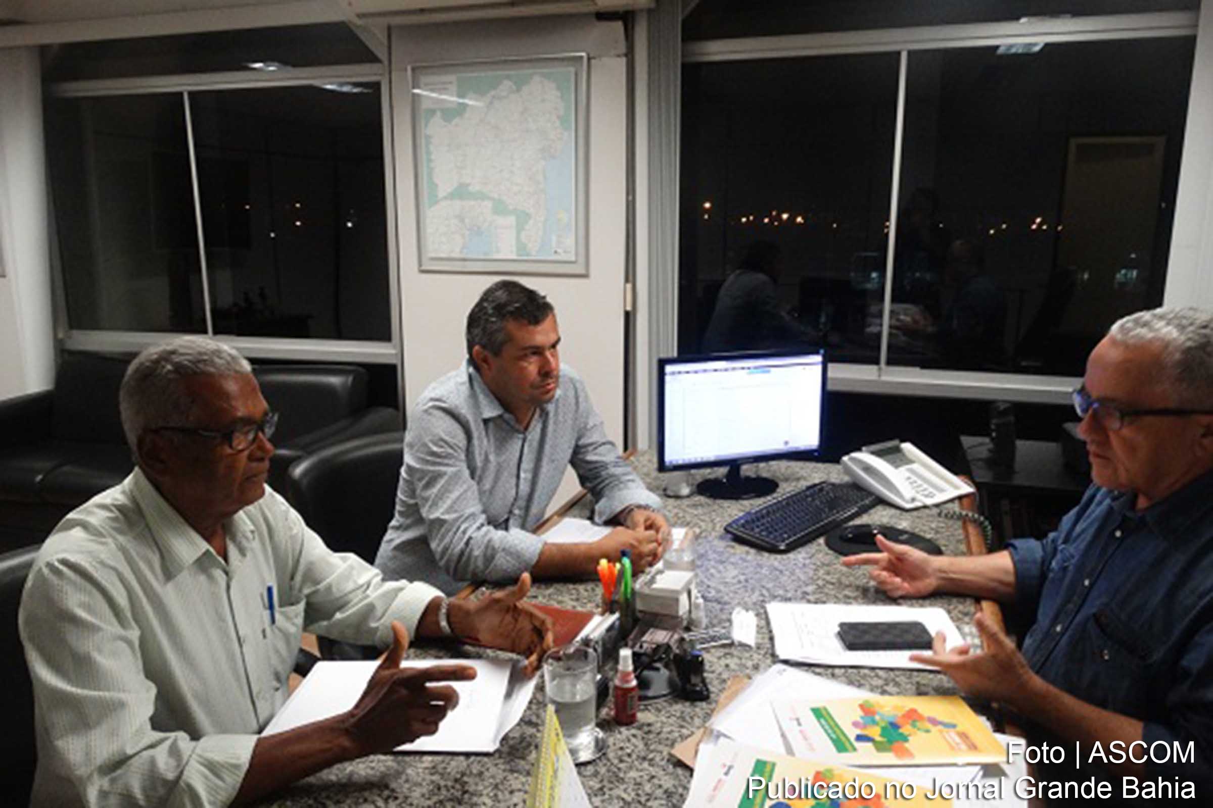 Prefeito Dival Medeiros Pinheiro durante reunião com secretário Josias Gomes.
