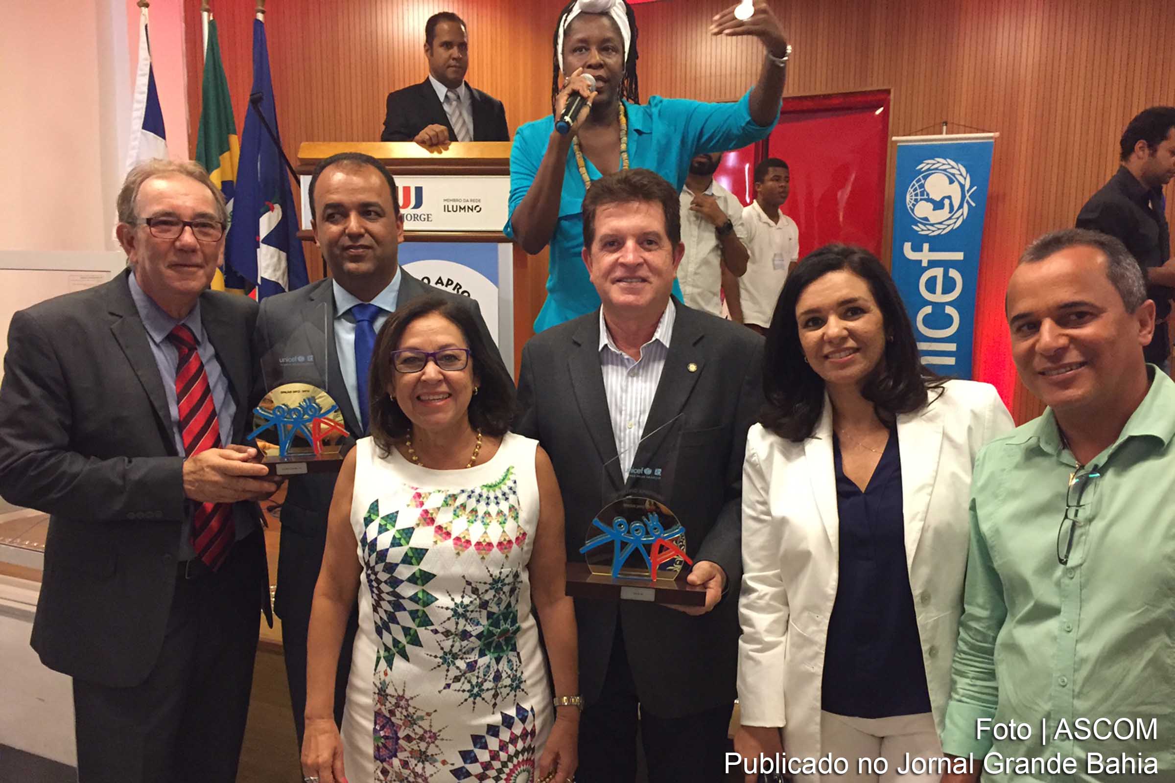 Senadora Lídice da Mata ao lado de prefeitos do PSB.