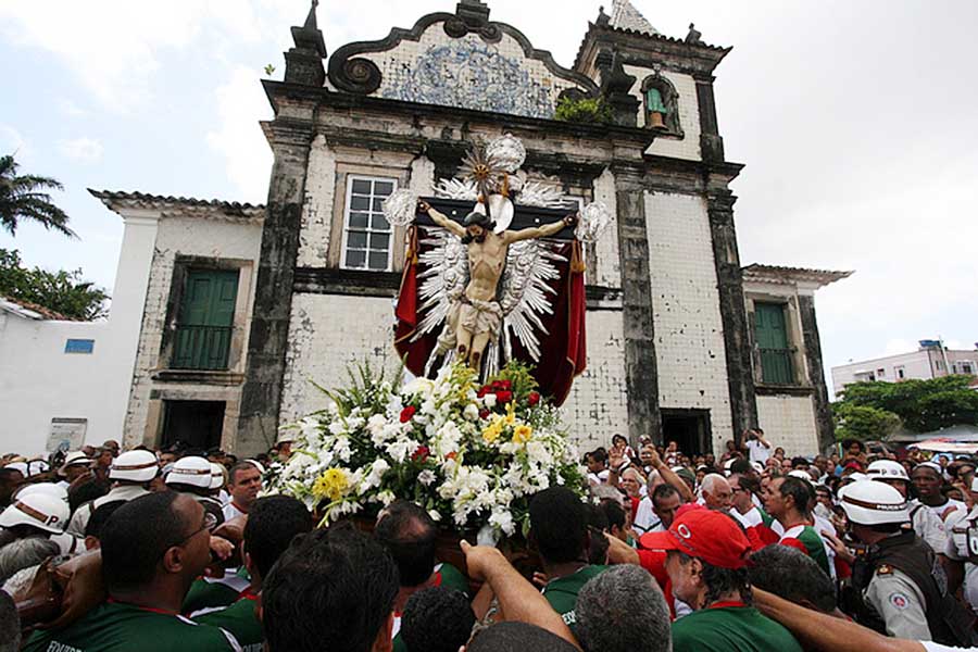 Baianos e turistas recebem as bênçãos do Bom Jesus dos Navegantes no primeiro dia de 2017.