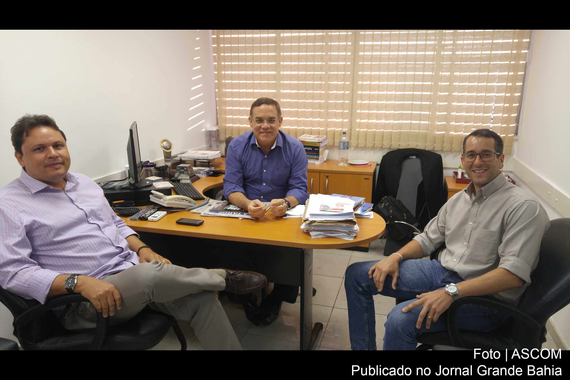 Recebendo no gabinete hoje (10-01), o Superintendente da Sudene, Marcelo Neves, e a caravana do município de Caetité, representada pelo advogado Dr. Custódio Lacerda e pelos vereadores: Cláudio Ladeia, Júlio Ladeia, João do Anguá e Dé Axé.
