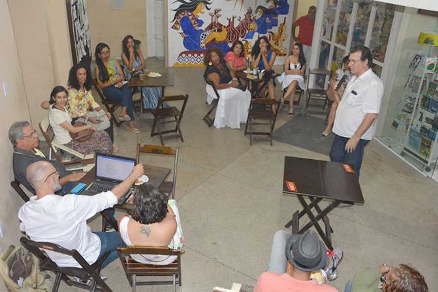 Evento no Espaço Literário da Academia Feirense.