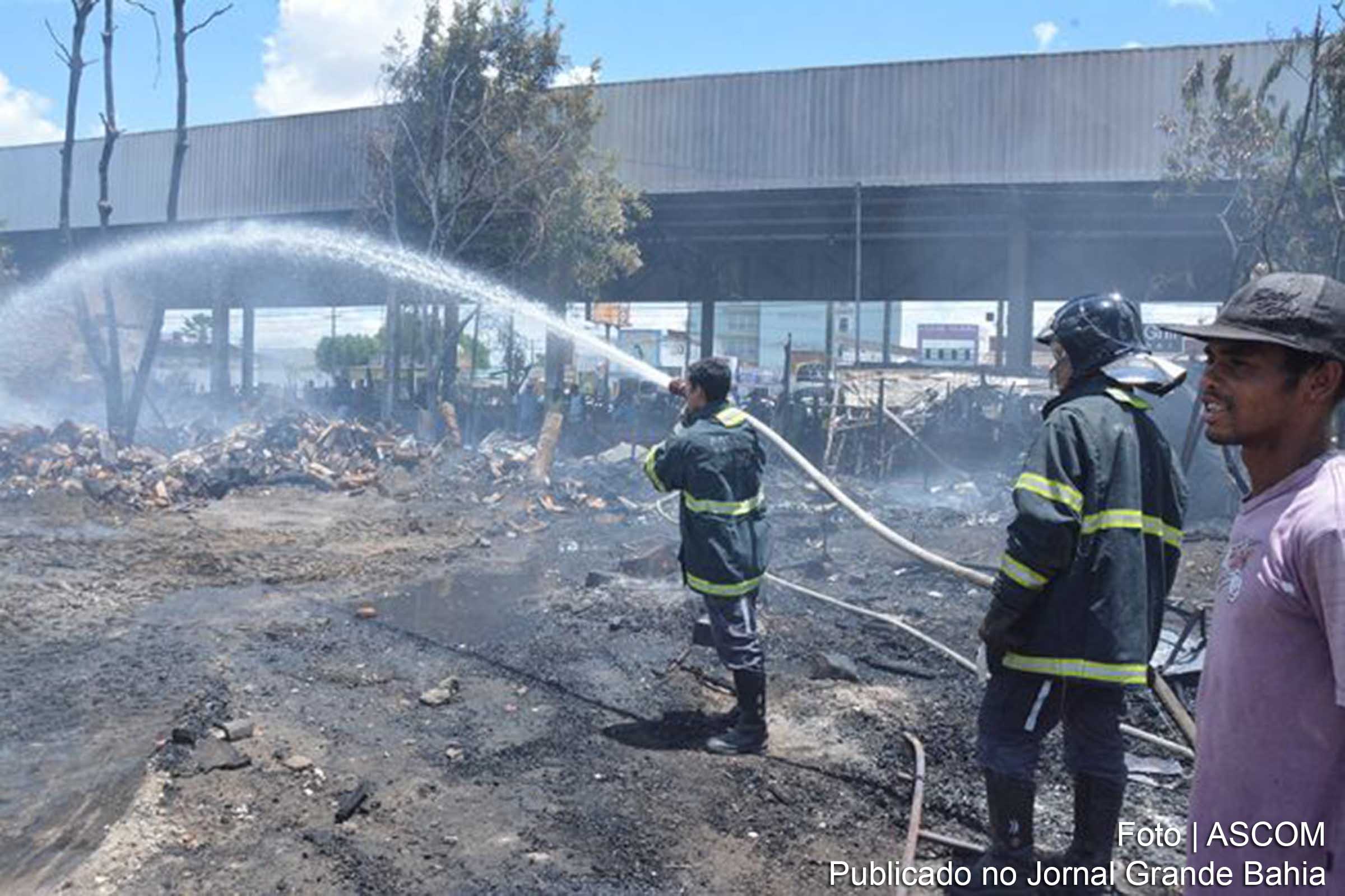 Incêndio na Estação Nova aconteceu em terreno particular e não atingiu feira-livre.