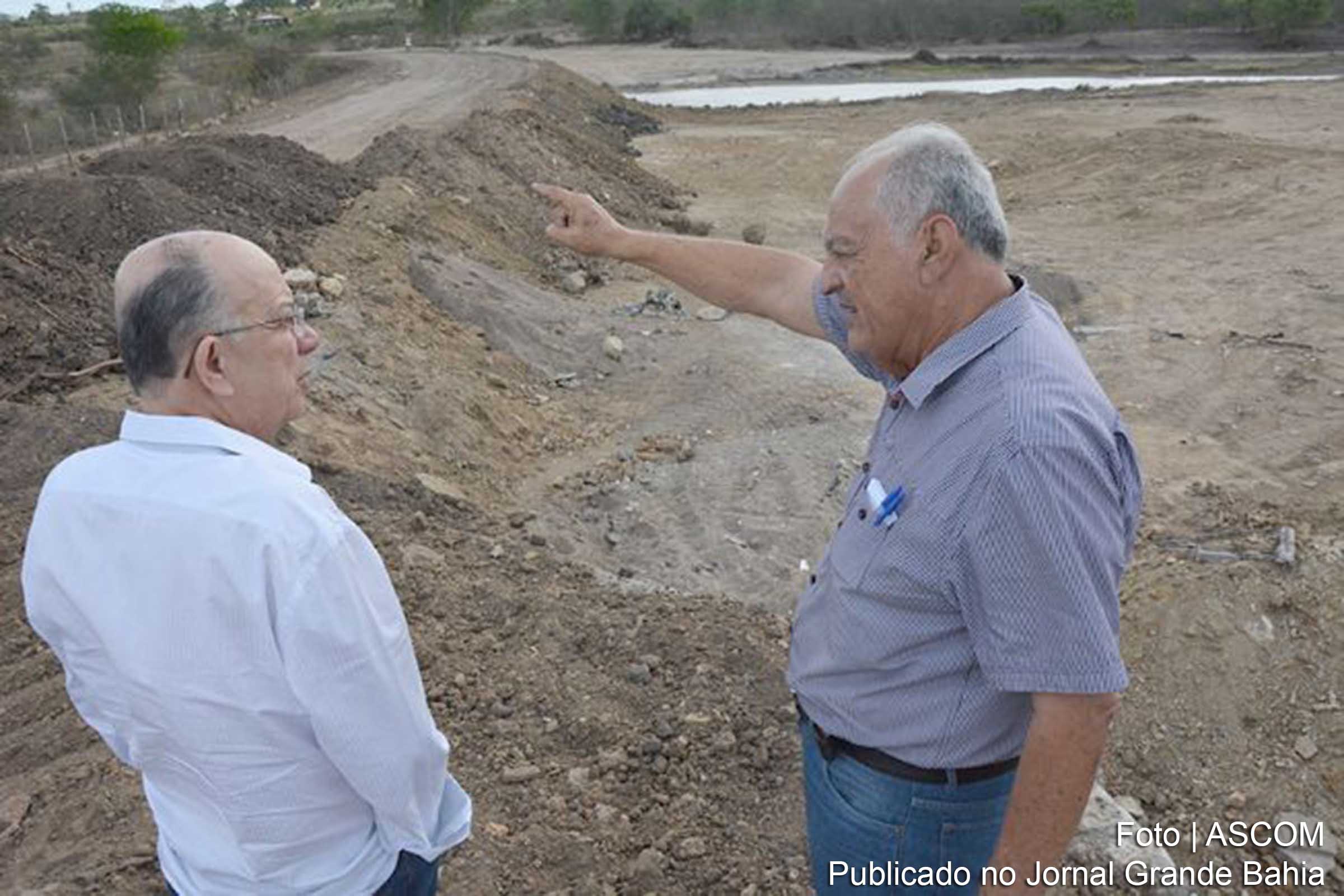José Ronaldo visita obras de aguada em Alecrim Miúdo.