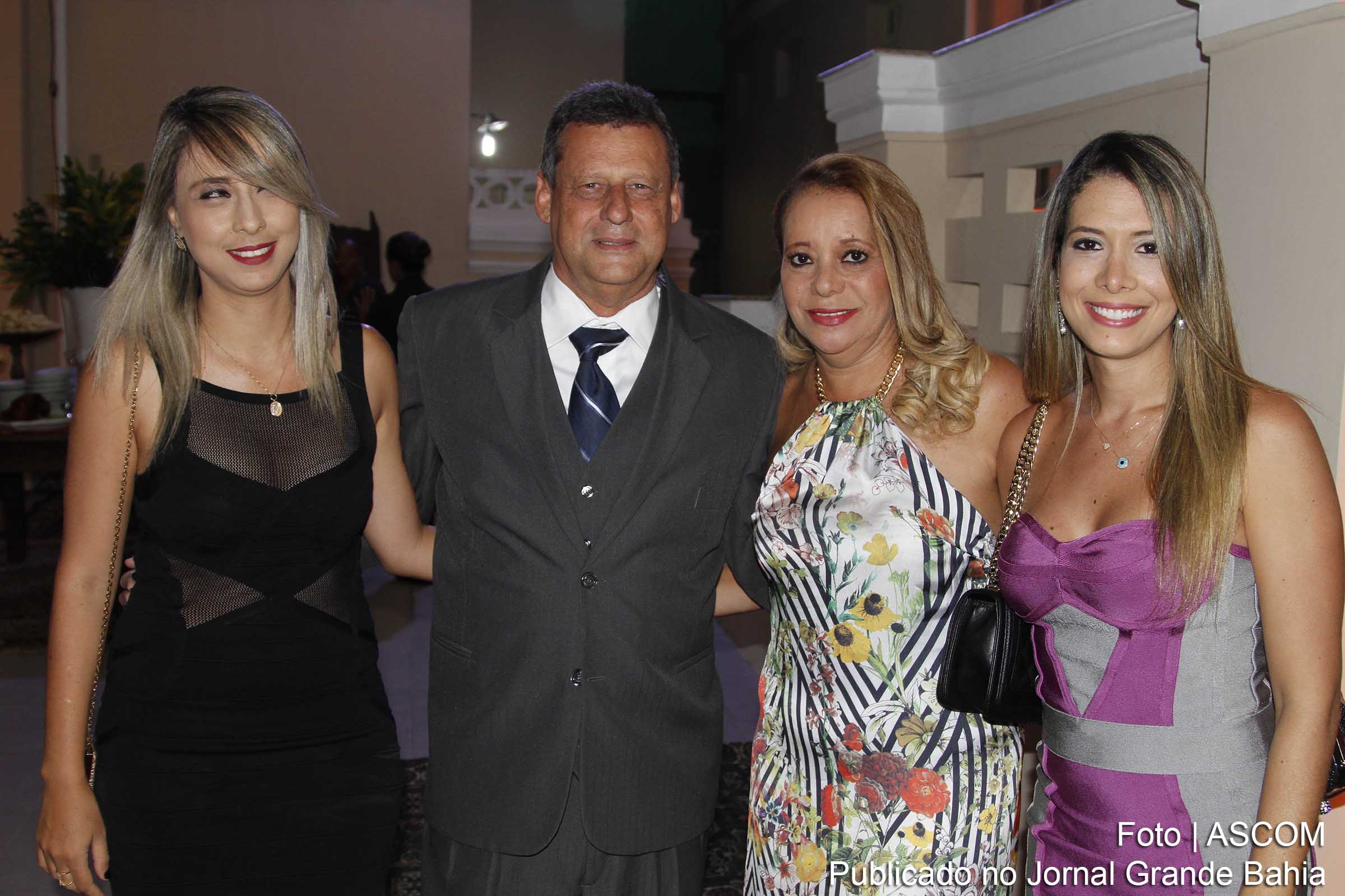 O oftalmologista Leo Mario Burke Galrão, sua esposa Conceição e filhas, socialmente.