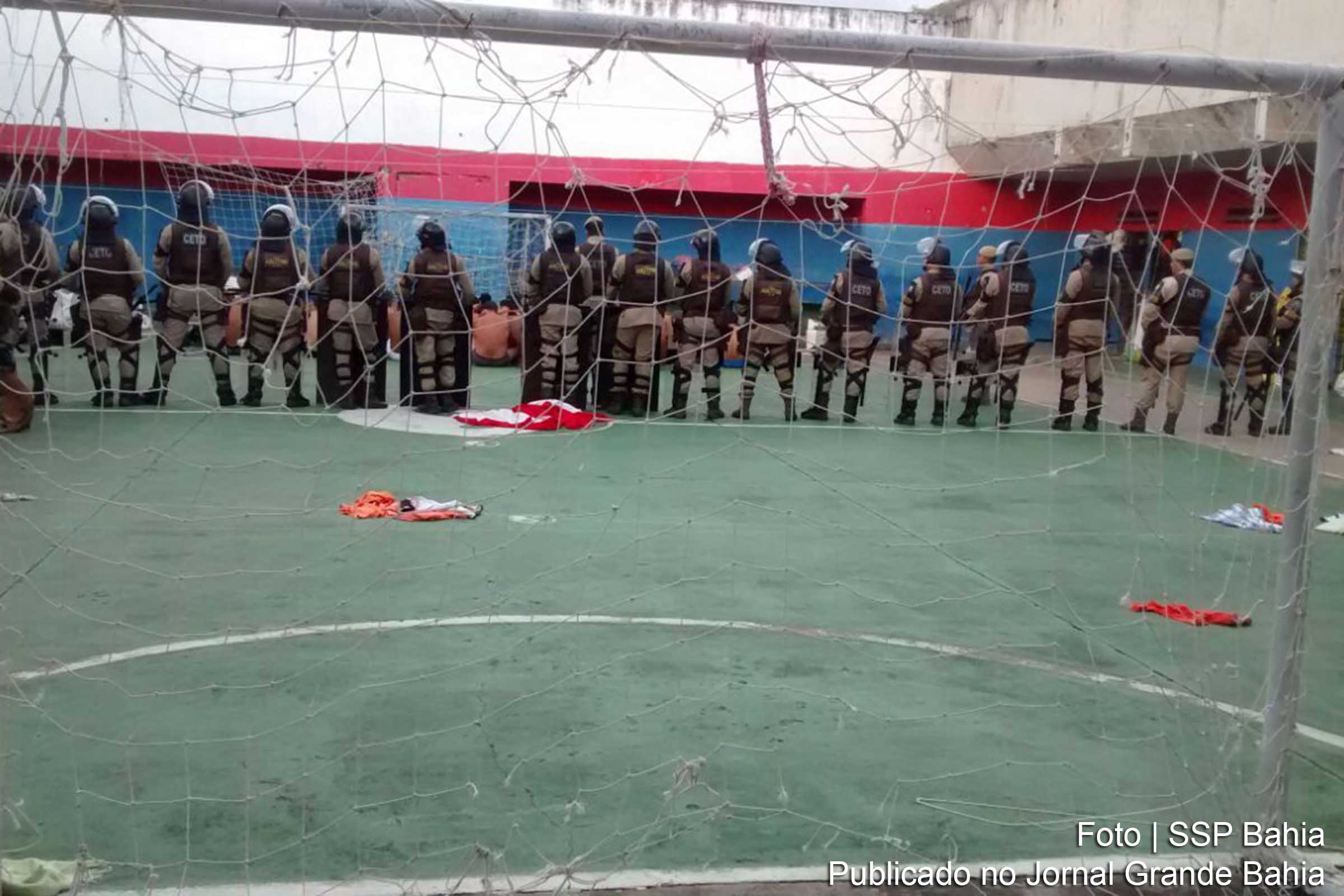 Polícia promove revista em complexo prisional em Jequié.