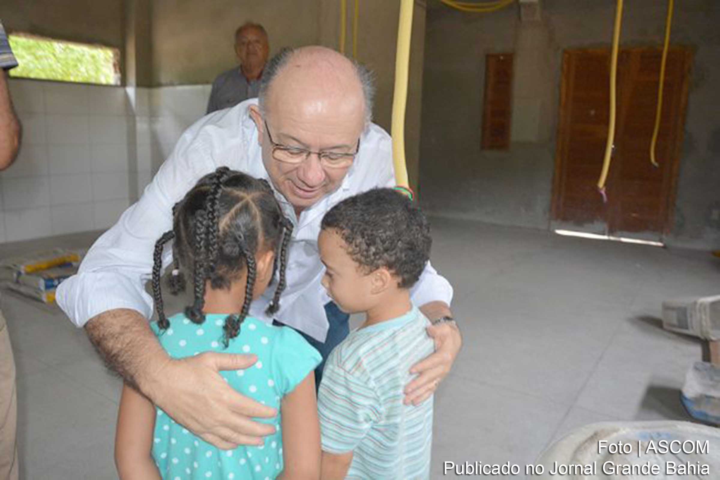 Prefeito José Ronaldo abraça crianças, moradoras do povoado do Jenipapo.