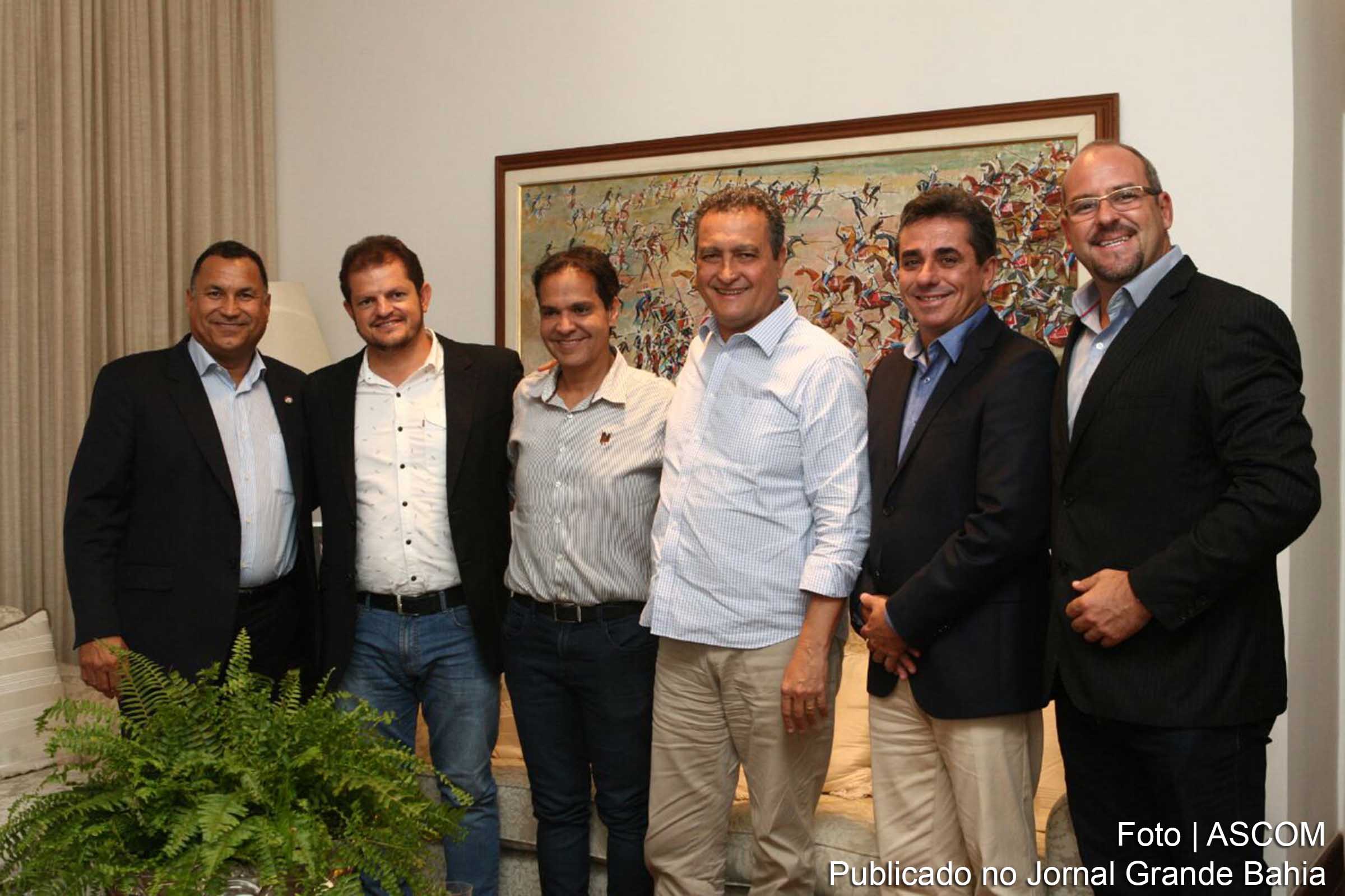 Governador Rui Costa (ao centro da imagem), ao lado dos prefeitos Eures Ribeiro e Rogério Costa.