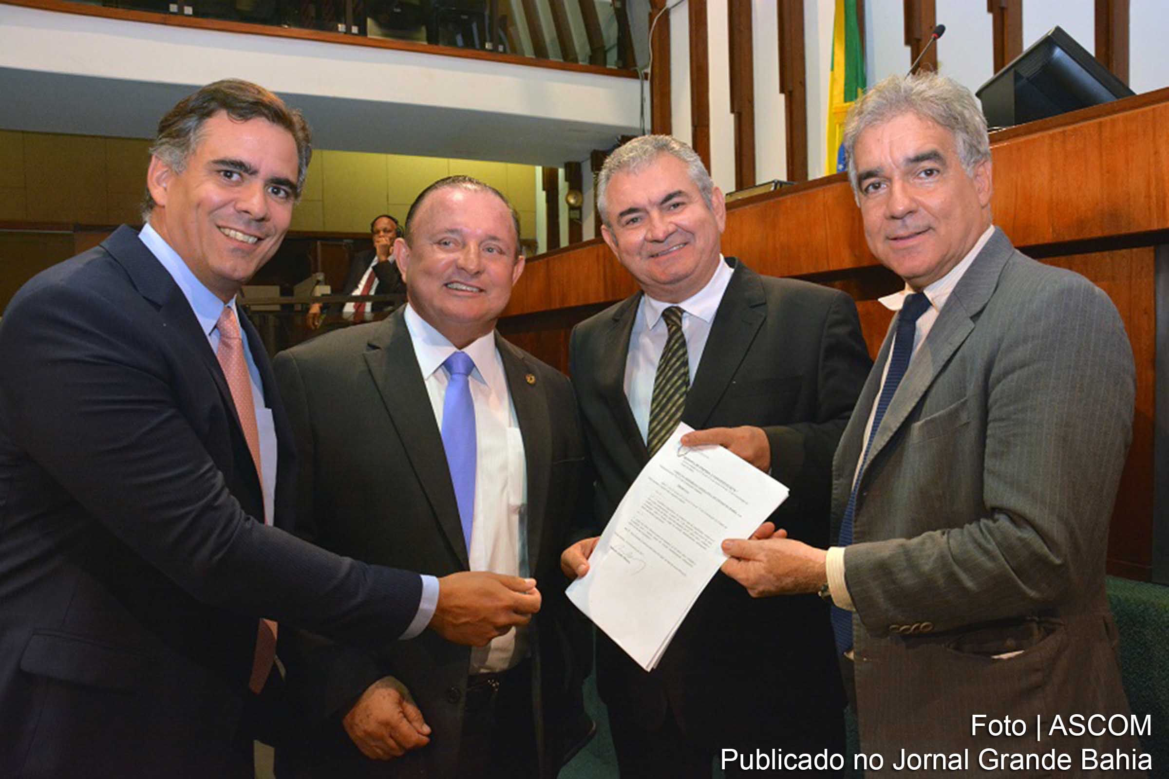 Bandeira do presidente Angelo Coronel, proposta foi apresentada por Adolfo Menezes e contou com o apoio dos líderes Zé Neto e Leur Lomanto Jr.
