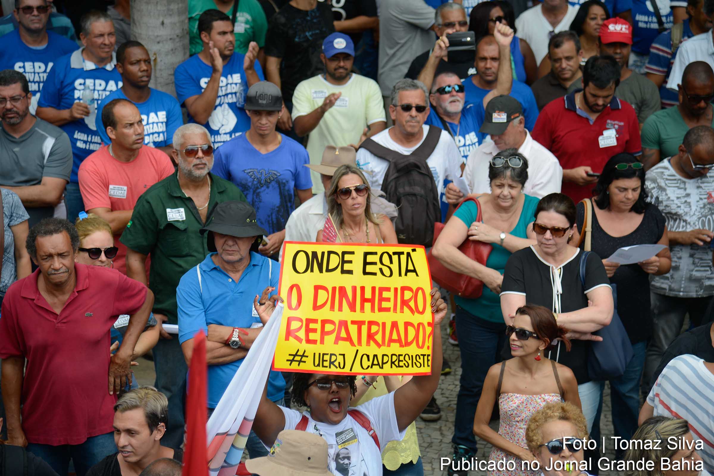 Cariocas protestam em frente à Assembleia Legislativa do Rio de Janeiro contra as medidas de austeridade do governo estadual.