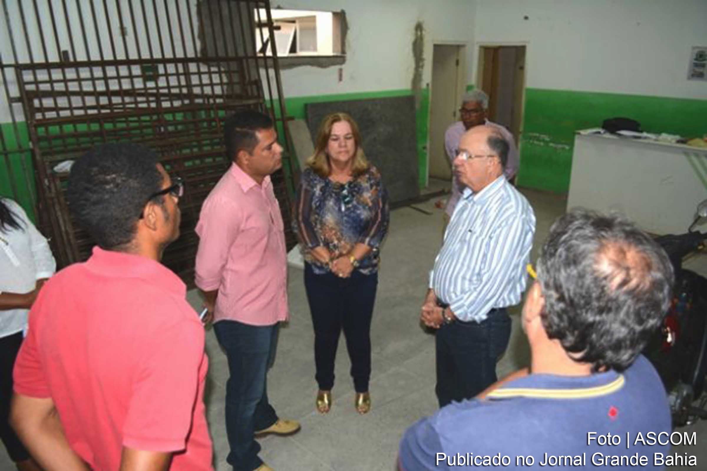 Prefeito inspeciona construção de unidades de saúde.