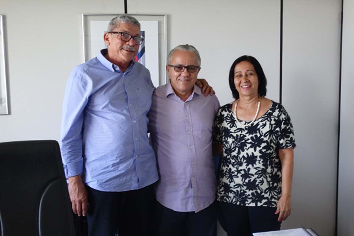 Josias Gomes recebe a prefeita Gicélia de Santana Oliveira Santos.