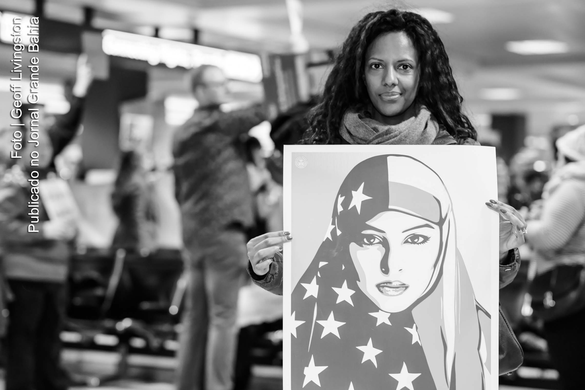 Jovem protesta contra política do presidente Donald Trump.
