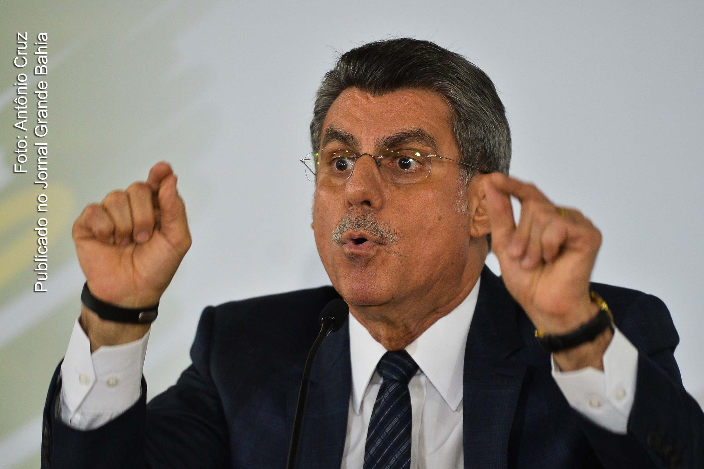 O senador Romero Jucá (C) diz que restrição ao foro privilegiado deve valer para todos os Poderes.