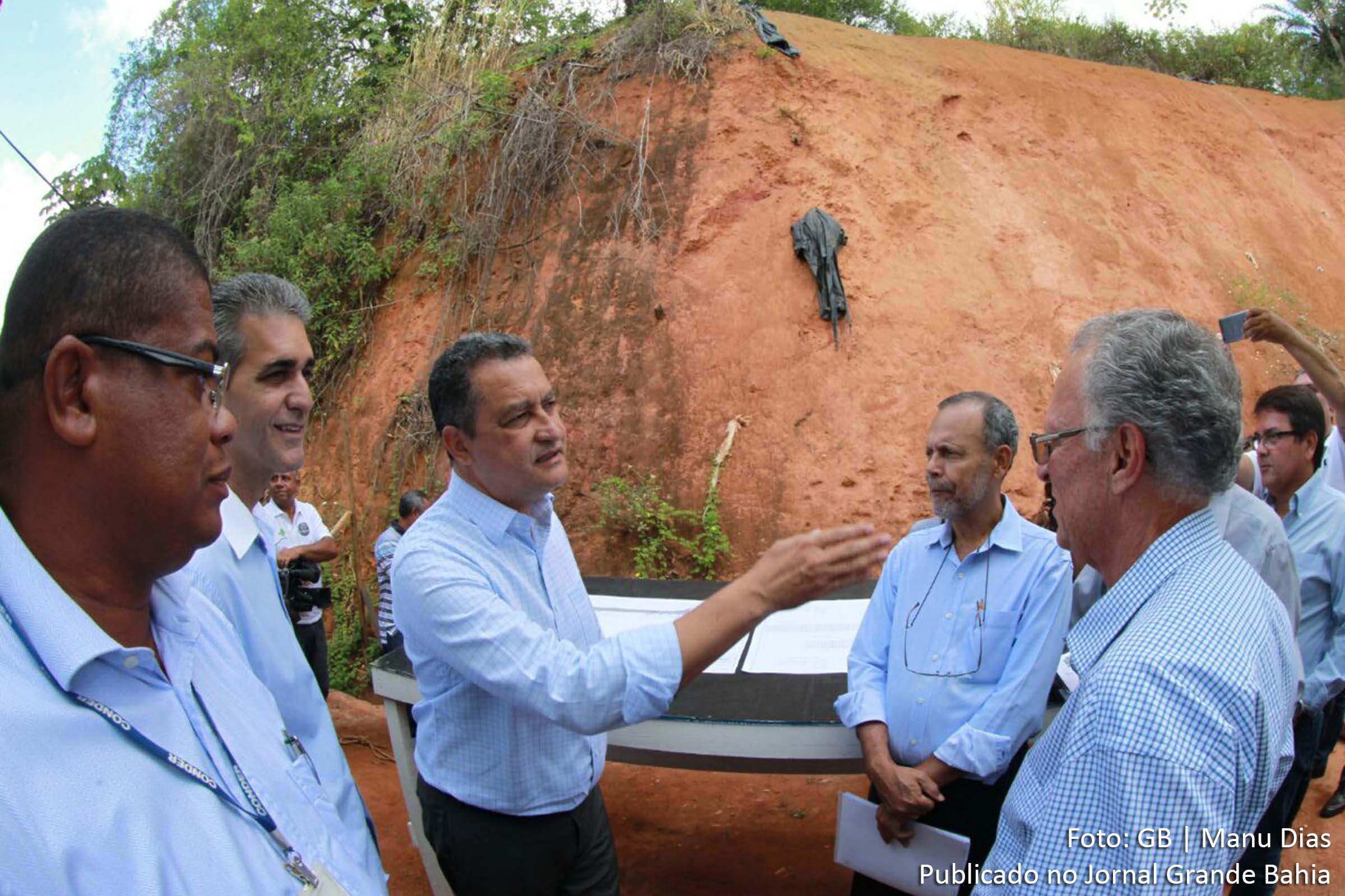 Governador Rui Costa assina Ordem de Serviço para início das obras de contenção de encostas no bairro de Pirajá, em Salvador.