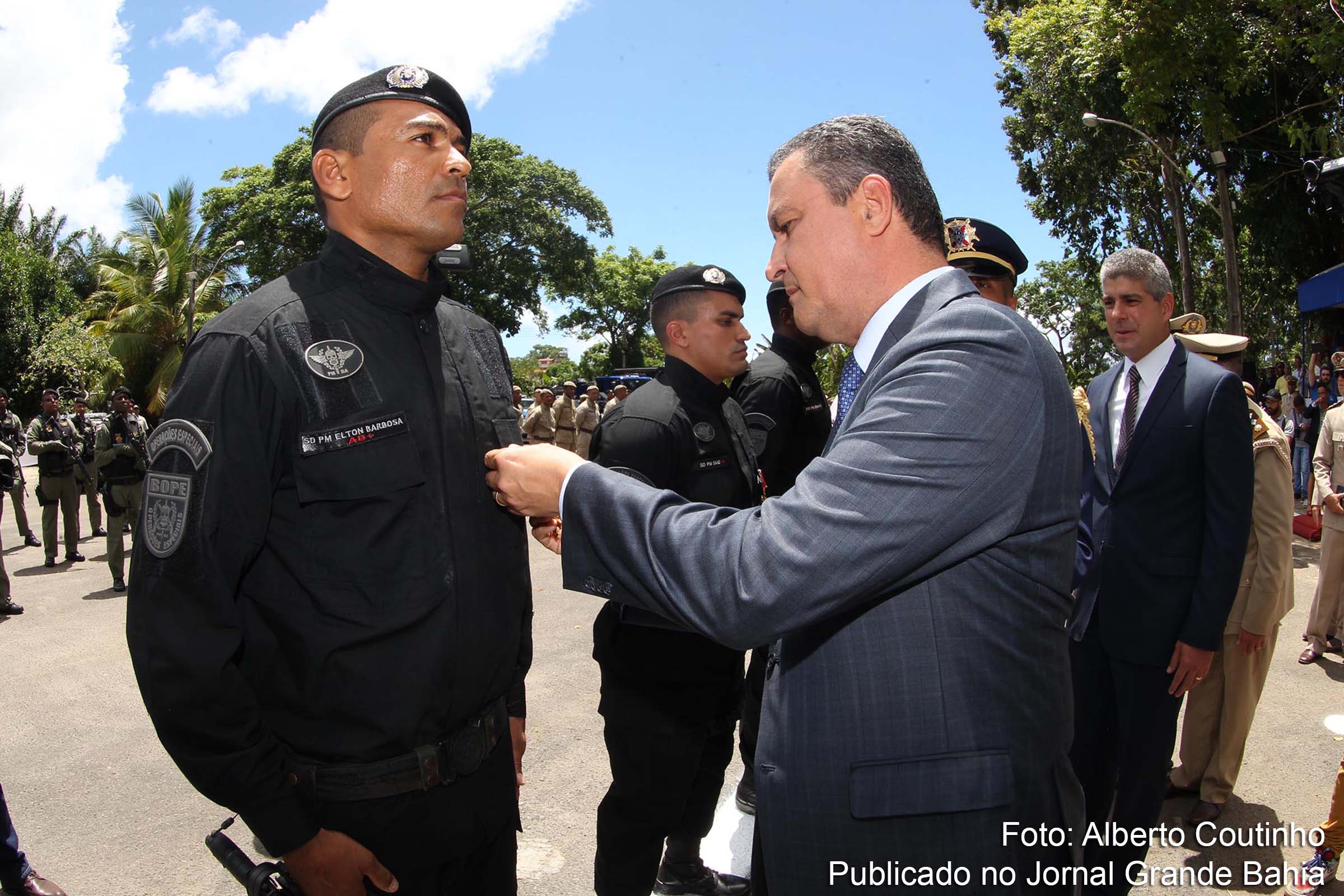 Policial recebe condecoração do governador Rui Costa, durante comemoração do 192º aniversário de fundação da Polícia Militar da Bahia, em Lauro de Freitas.