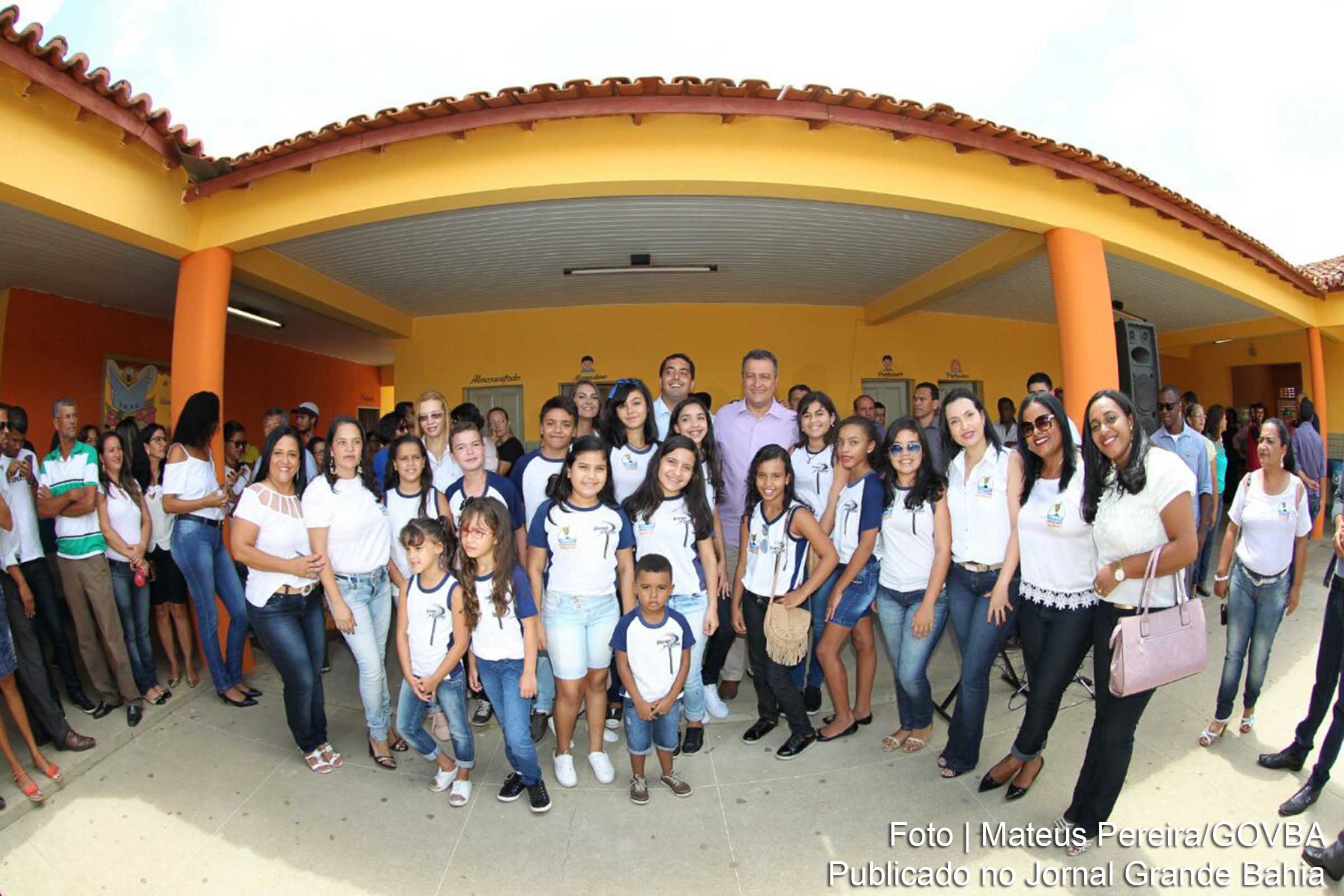 Governador Rui Costa e alunos da Escola Pingo de Gente.