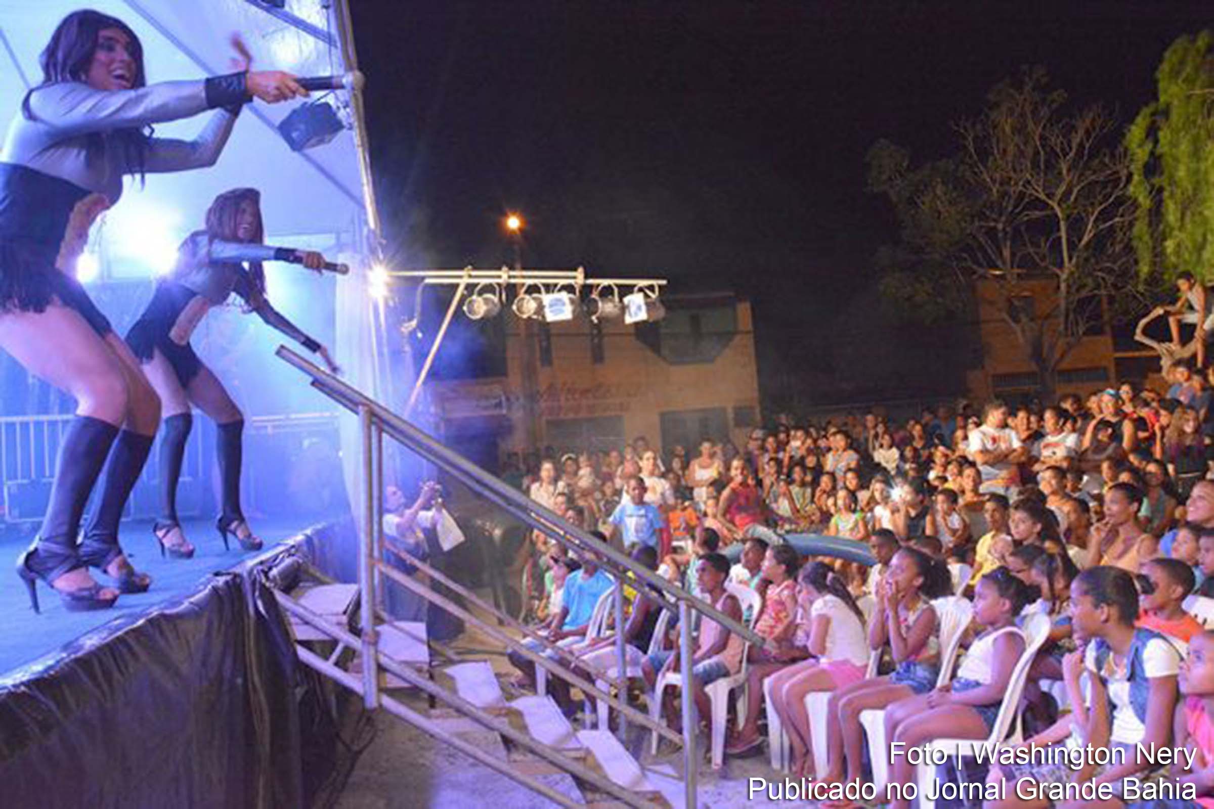 Atores do espetáculo 'As Viuvinhas' interagem com público.