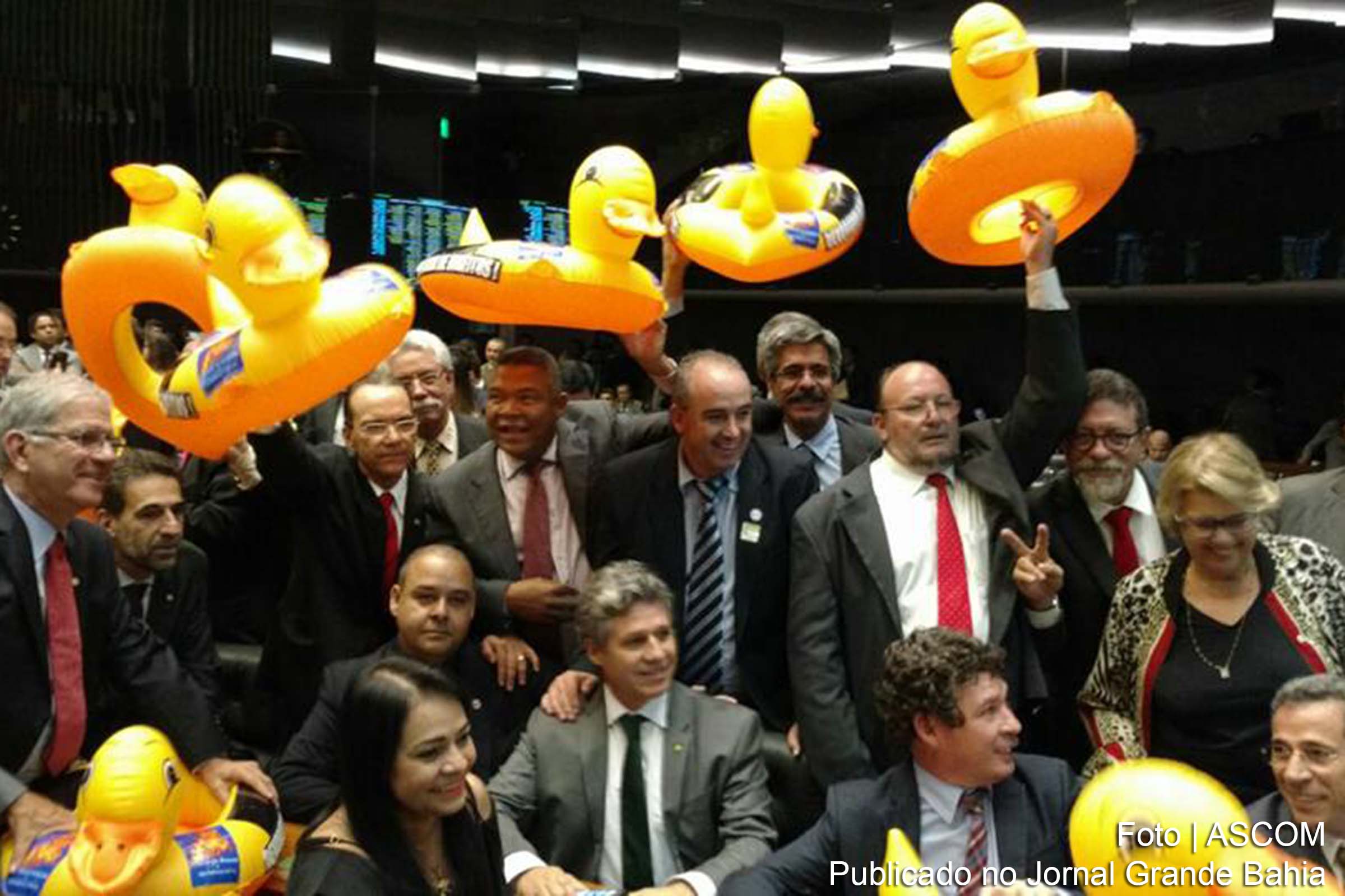 Deputados levam, ao plenário da Câmara dos Deputados, pato de borracha para simbolizar crítica aos conservadores.