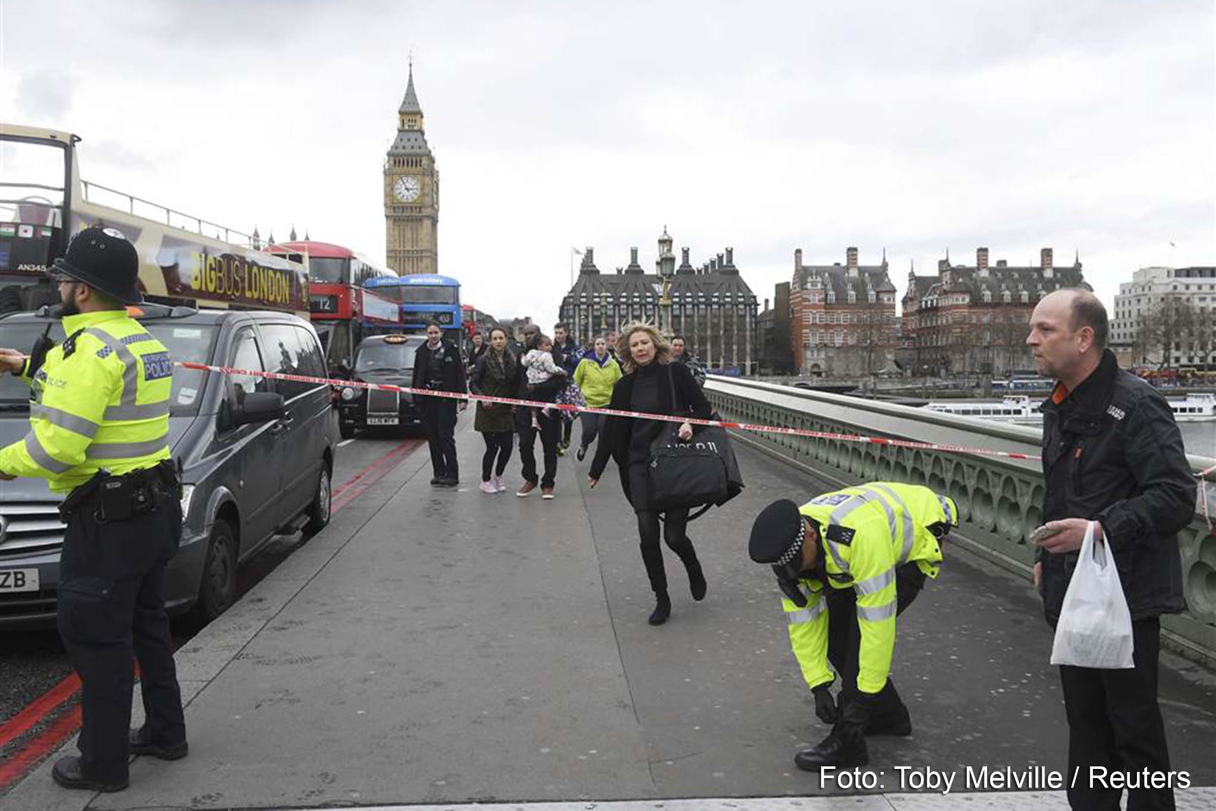Em Londres, ponte Westminster é controlada por policias, após ataque.