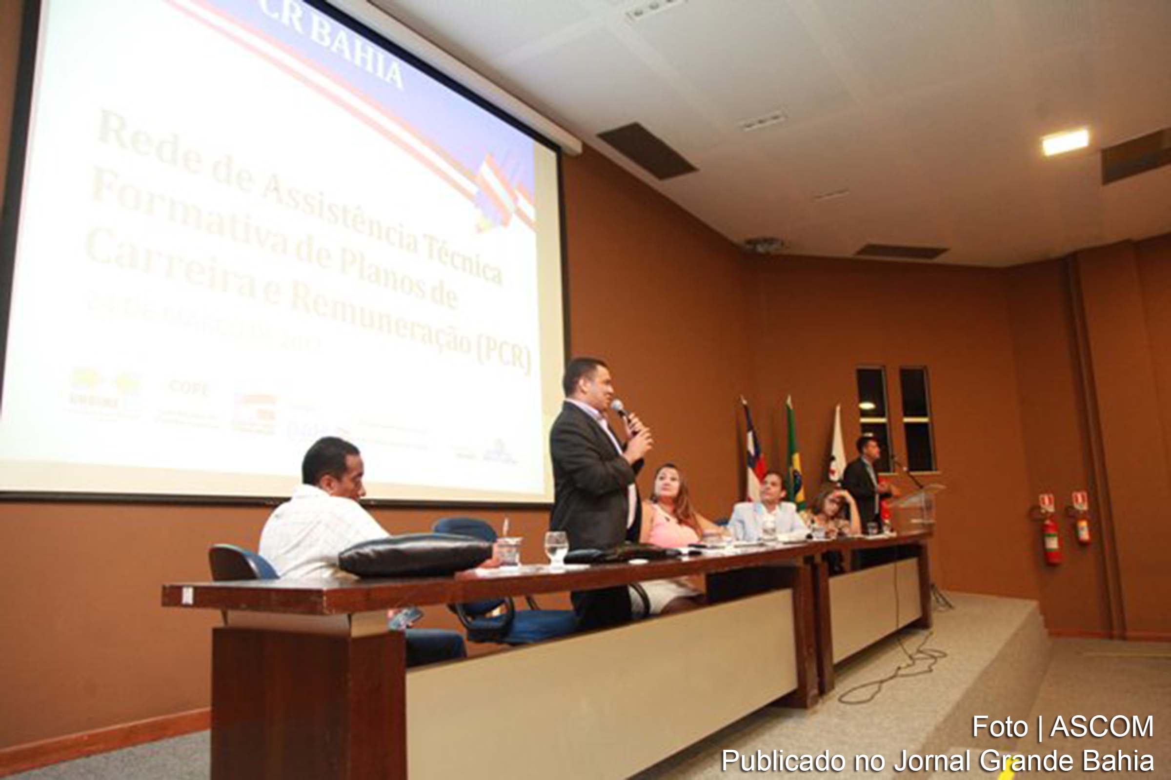 UPB promoveu debate com o tema 'A Bomba Relógio do Plano de Carreira da Educação nos Municípios da Bahia'.