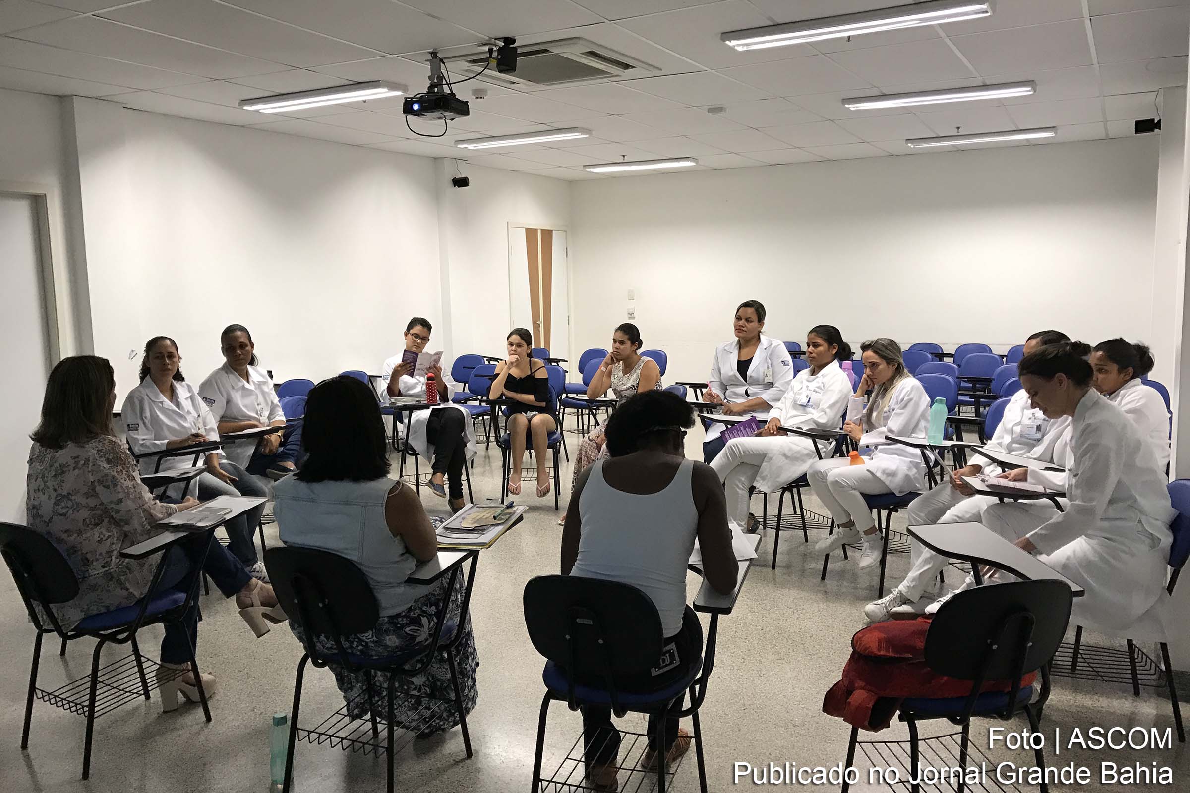 Equipe multidisciplinar do HEC recebe treinamento.