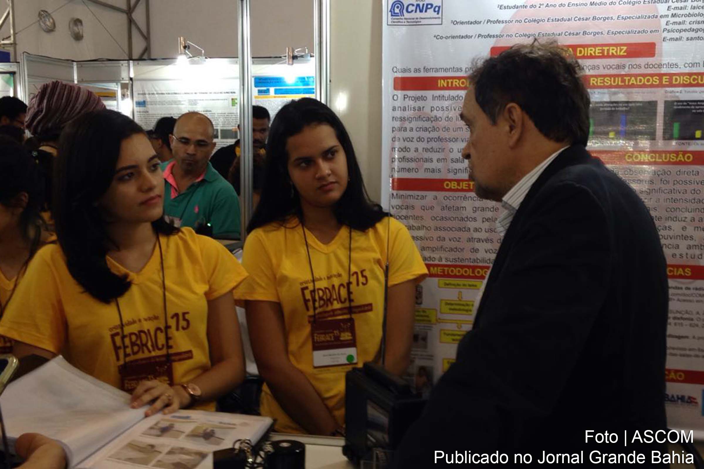 Estudantes dialogam com secretário Walter Pinheiro.