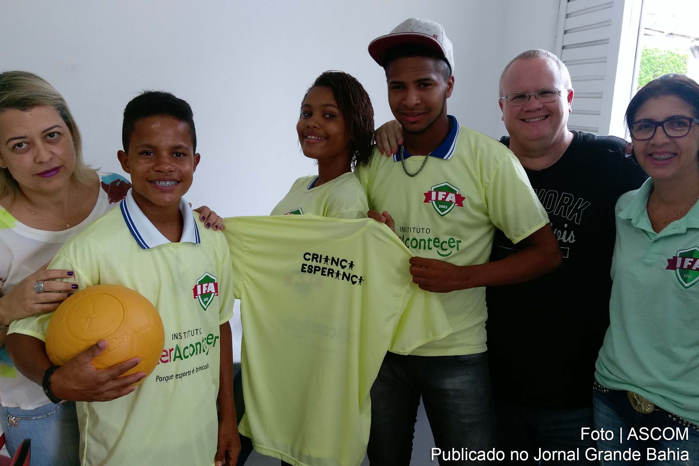 Instituto Fazer Acontecer distribui uniformes e materiais para projeto apoiado pelo Criança Esperança.