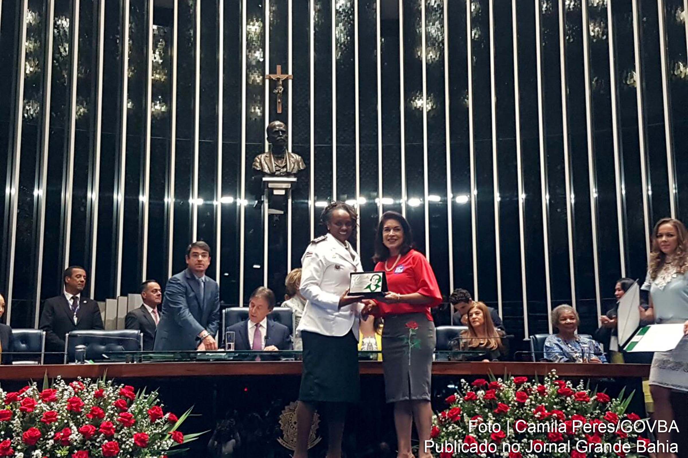 Major da PM da Bahia Denice Santiago do Rosário recebe diploma Bertha Lutz.