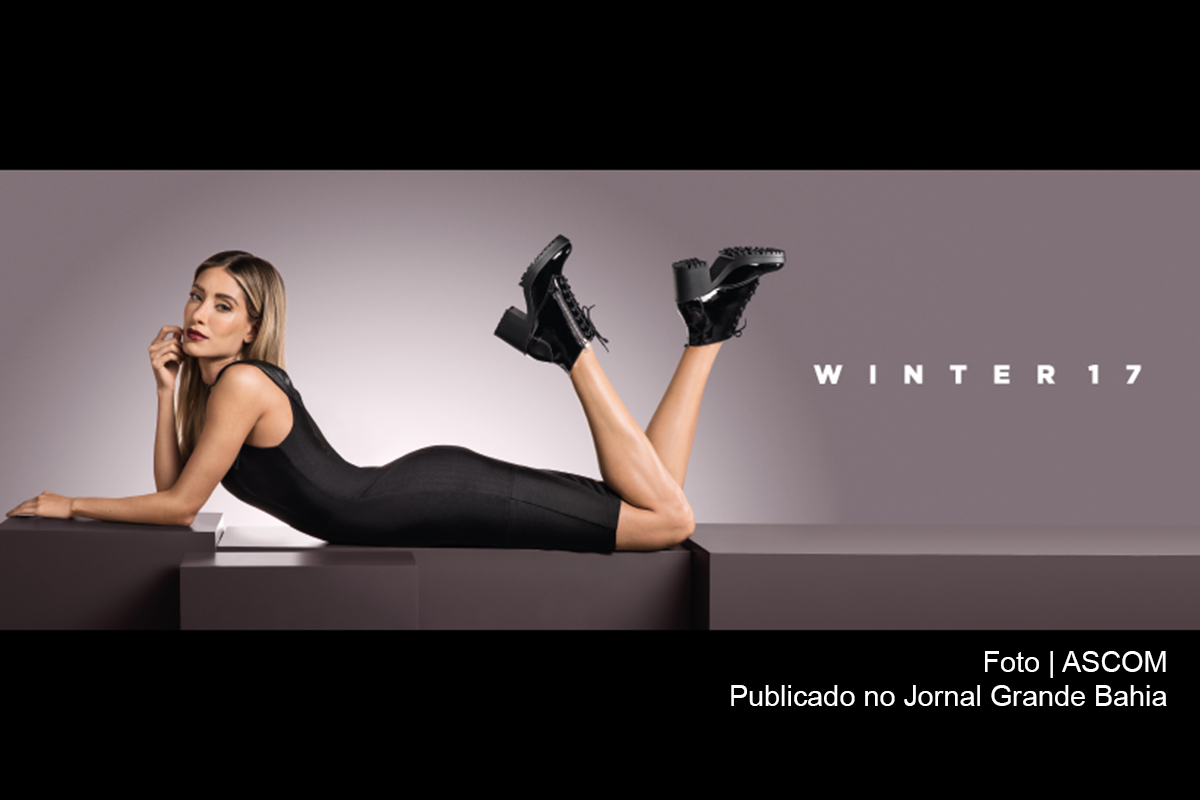 Modelo posa com produto da Lia Line Calçados.