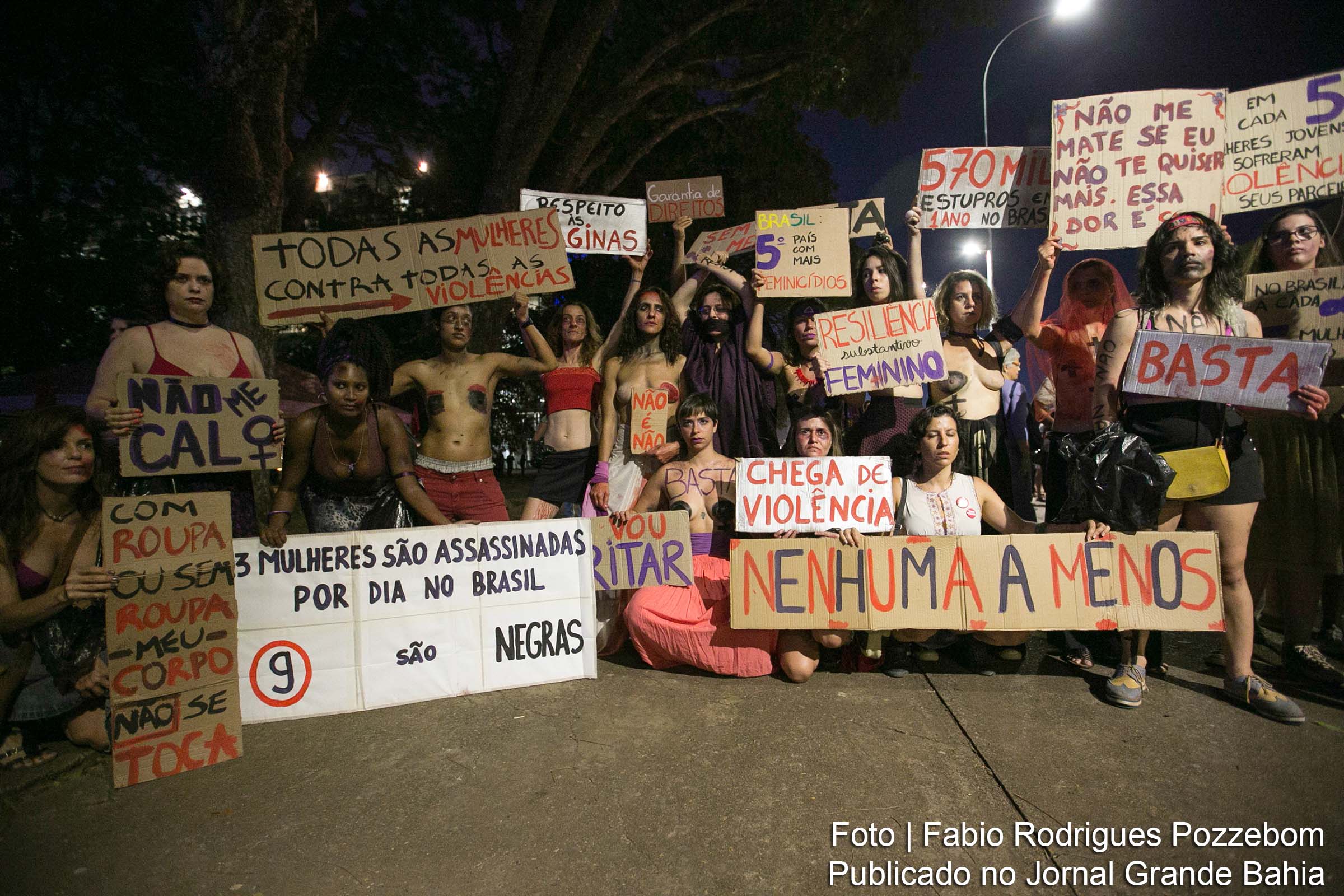 Mulheres fazem manifestação por direitos iguais.