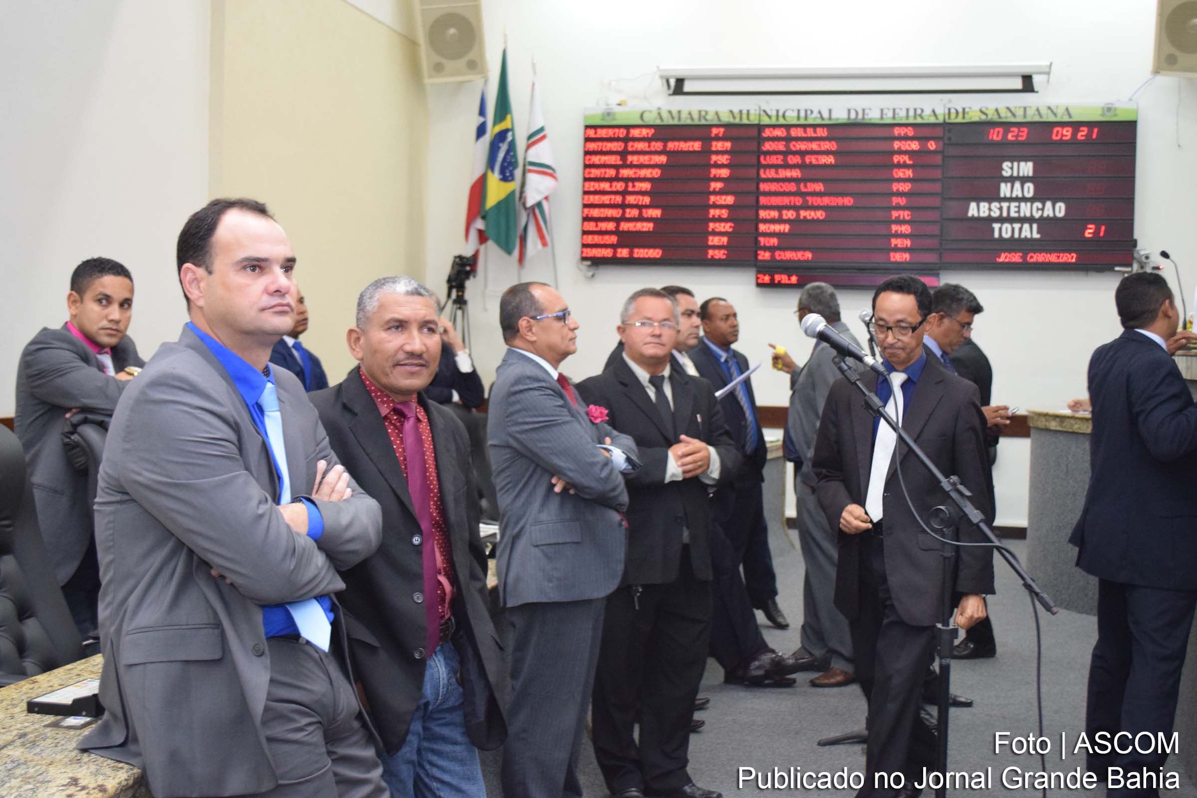 Vereadores no plenário da Câmara Municipal de Feira de Santana. Mudança na legislação permite que o atual presidente do legislativo, Reinaldo Miranda (Ronny), seja reconduzido pela terceira vez.