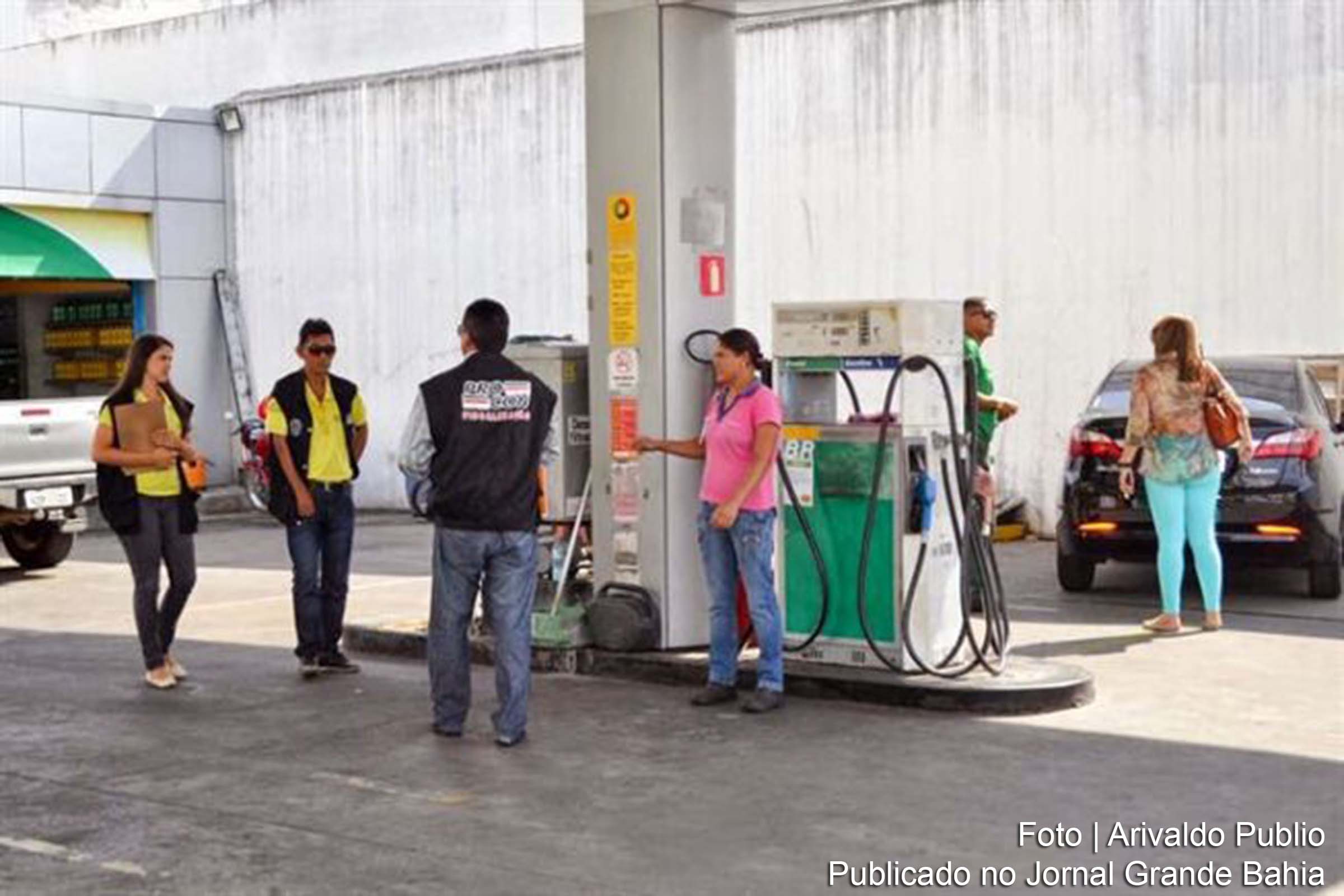 Posto de combustíveis de Feira de Santana são fiscalizados pelo Procon.