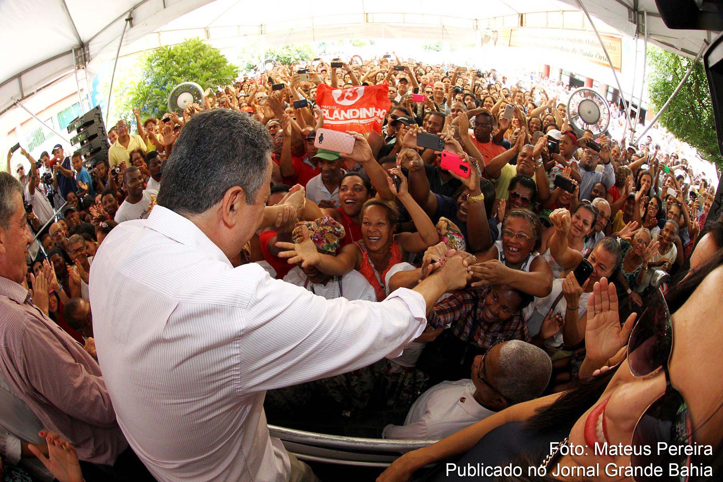 Em Cruz das Almas, populares cumprimentam governador Rui Costa.