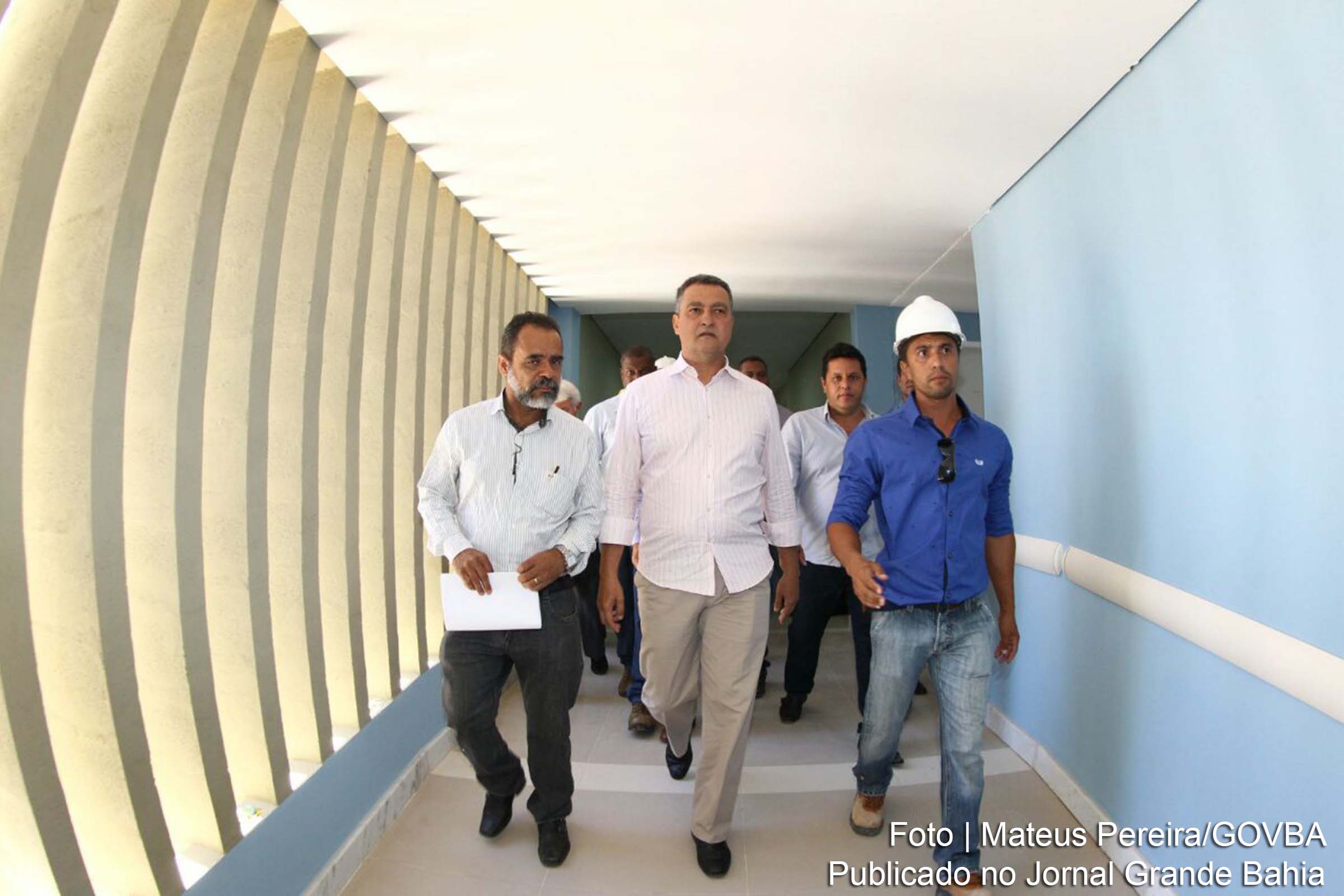 Governador Rui Costa durante visita às obras do Hospital da Chapada.