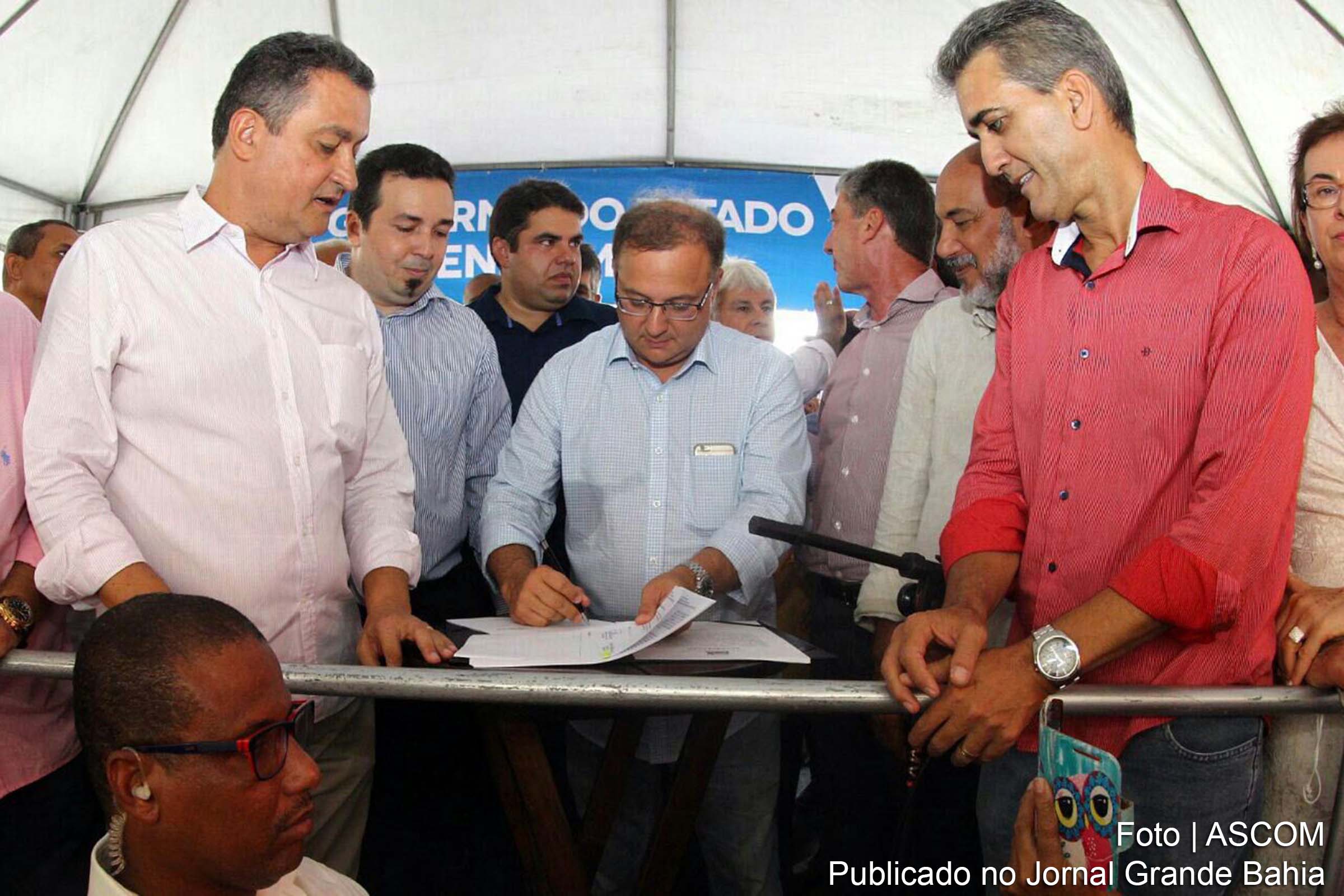Governador Rui Costa, secretário Fábio Vilas-Boas e deputado Robinson Almeida, durante evento de inauguração em Cruz das Almas.