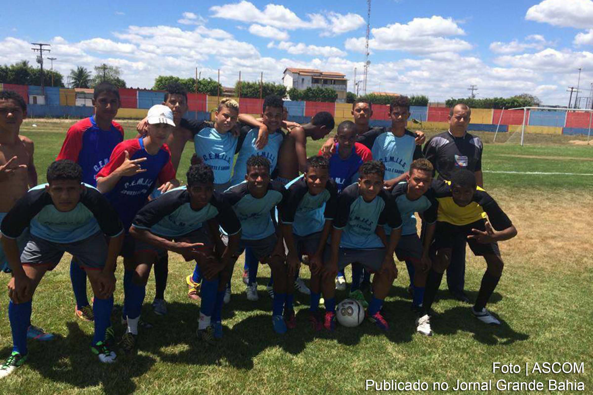 No Colégio Estadual Maria José de Lima Silveira, 60 estudantes participam de amistosos para selecionar os times masculino e feminino de futebol que irão disputar a etapa final dos jogos, em Salvador.