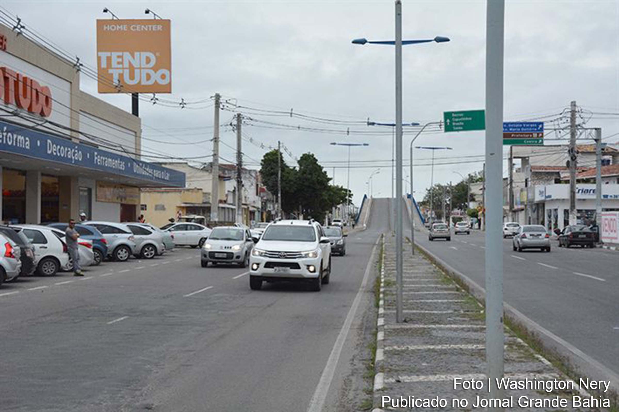 Vista de trecho da Avenida João Durval, em Feira de Santana.