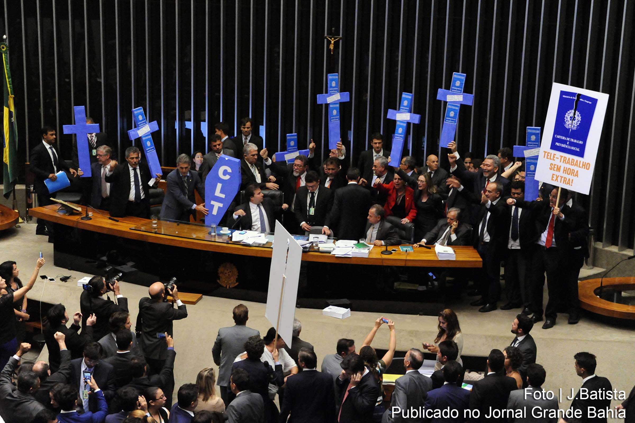 Com 296 votos favoráveis e 177 contrários, plenário da Câmara dos Deputados aprovou reforma trabalhista em meio a cartazes de protesto da oposição.