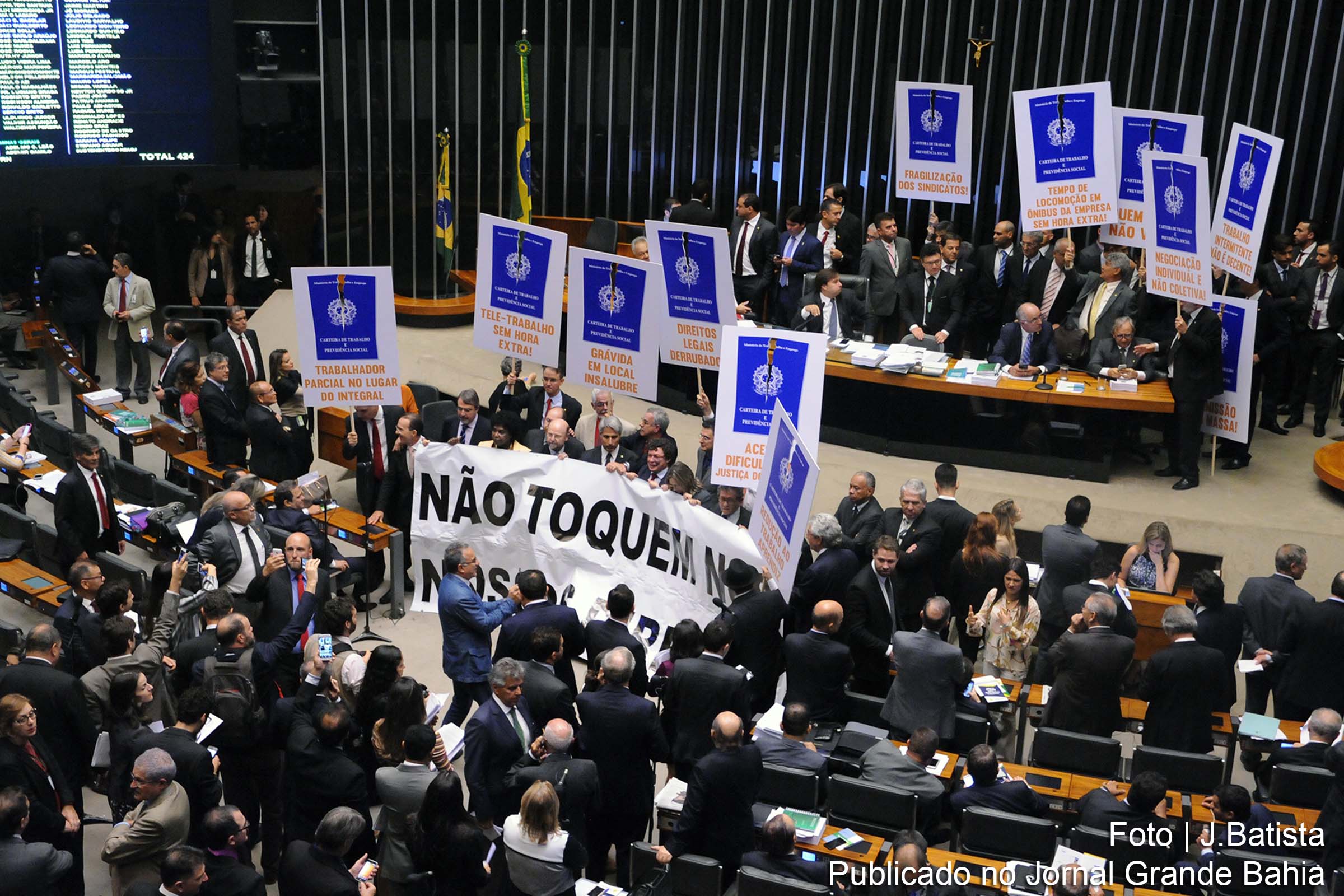 Deputados protestam durante votação que aprovou reforma trabalhista. Entre outras medidas aprovadas, a proposta estabelece que a convenção coletiva e o acordo coletivo de trabalho prevalecerão sobre a lei em 16 pontos diferentes, como jornada de trabalho e banco de horas anual. Texto seguirá para votação no Senado.