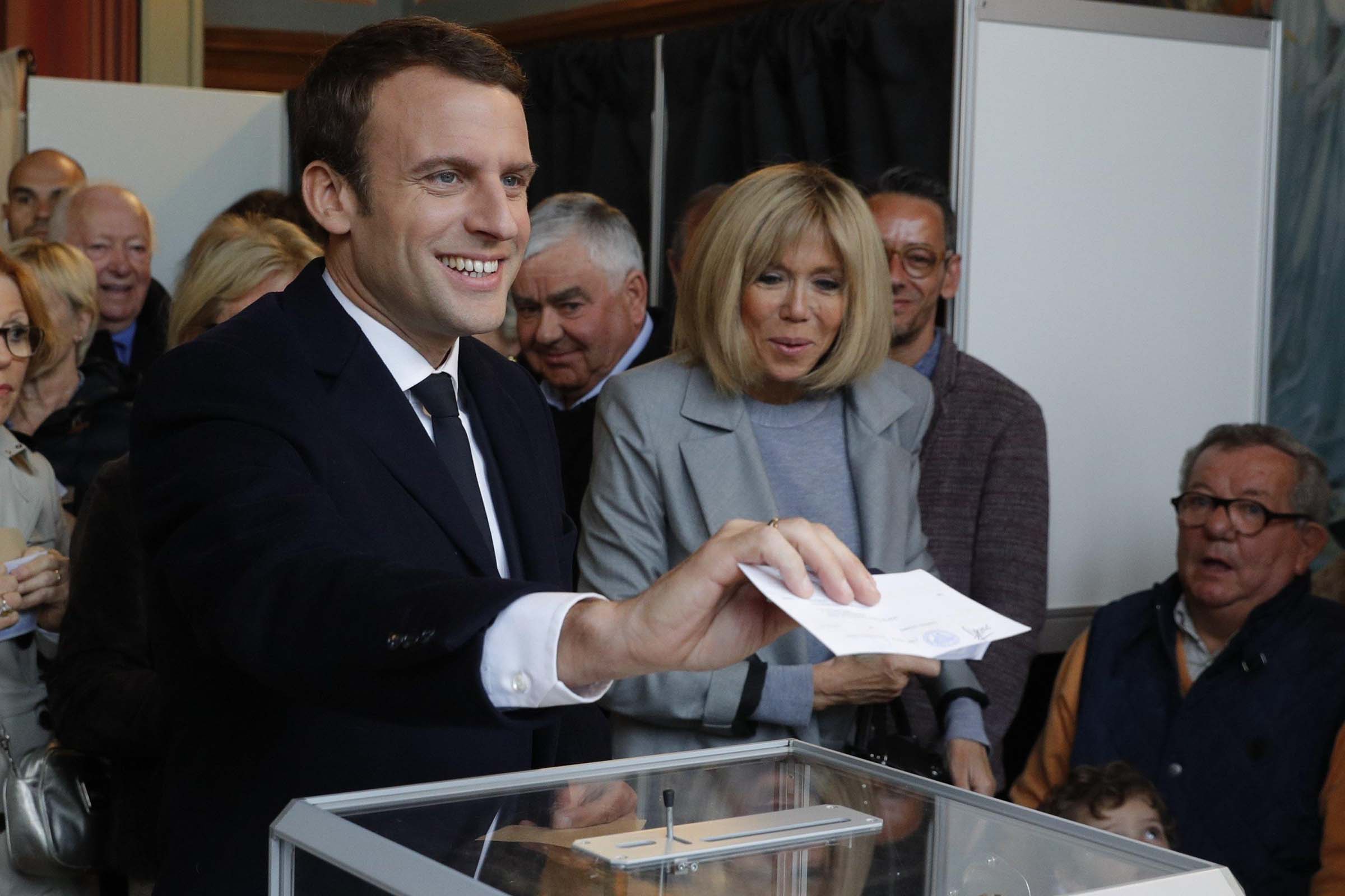 Emmanuel Jean-Michel Frédéric Macron (Amiens, 21 de dezembro de 1977) é um político, funcionário público e banqueiro francês [1]. Macron estudou filosofia na Universidade de Paris X - Nanterre, concluiu um mestrado em políticas públicas no Instituto de Estudos Políticos de Paris, e depois se formou na Escola Nacional de Administração em 2004. Em seguida, passou a trabalhar na Inspeção-Geral de Finanças antes de se tornar um sócio do banco Rothschild.