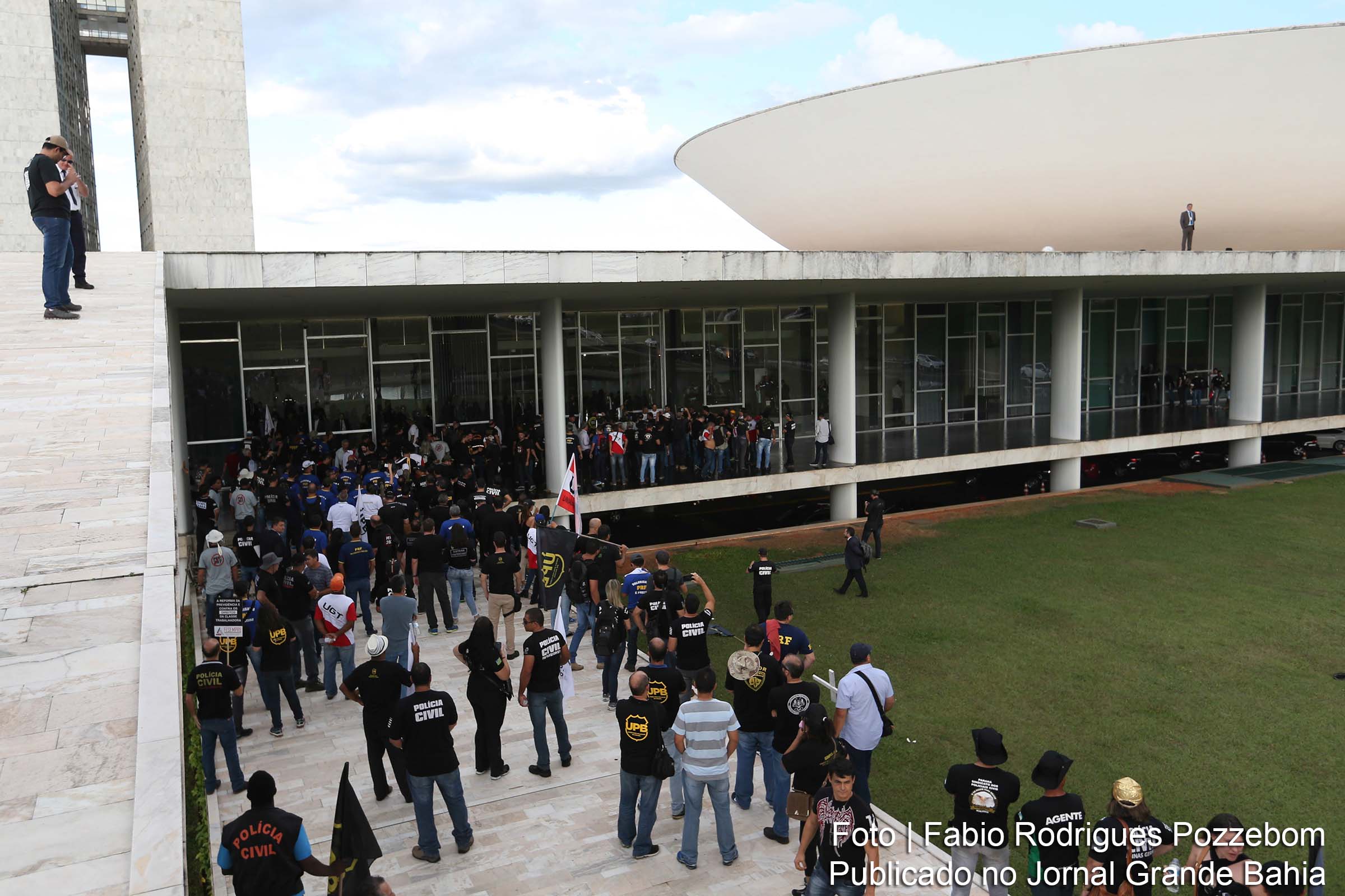 Manifestantes tentam invadir a Congresso Nacional em protesto contra reforma da Previdência.