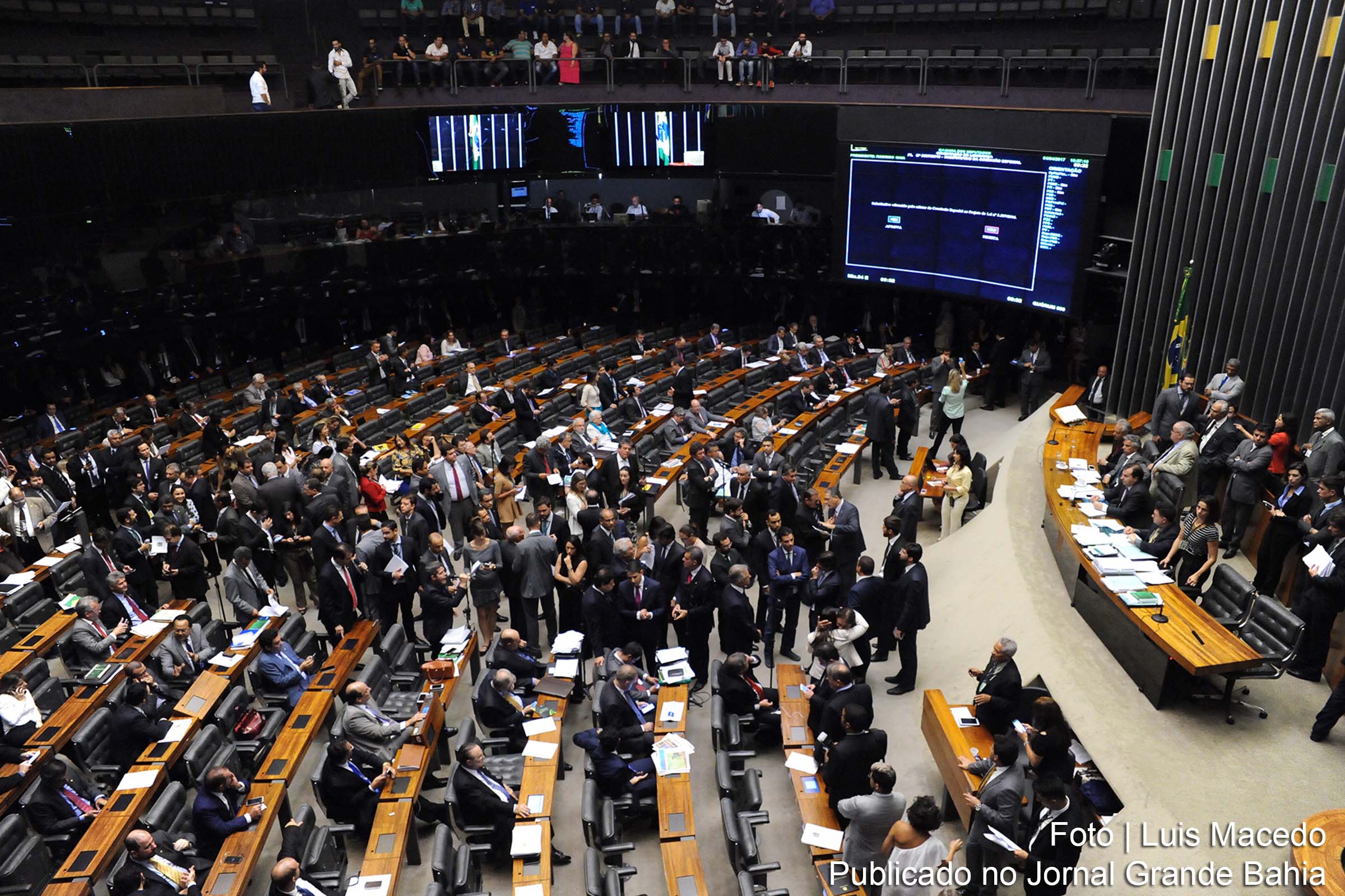 Câmara dos Deputados aprova regulamentação que regula transporte público através do uso de aplicativos. Taxistas comemoram aprovação do projeto de lei que trata da regulamentação de serviços de transporte individual privado por meio de aplicativos, como o Uber.