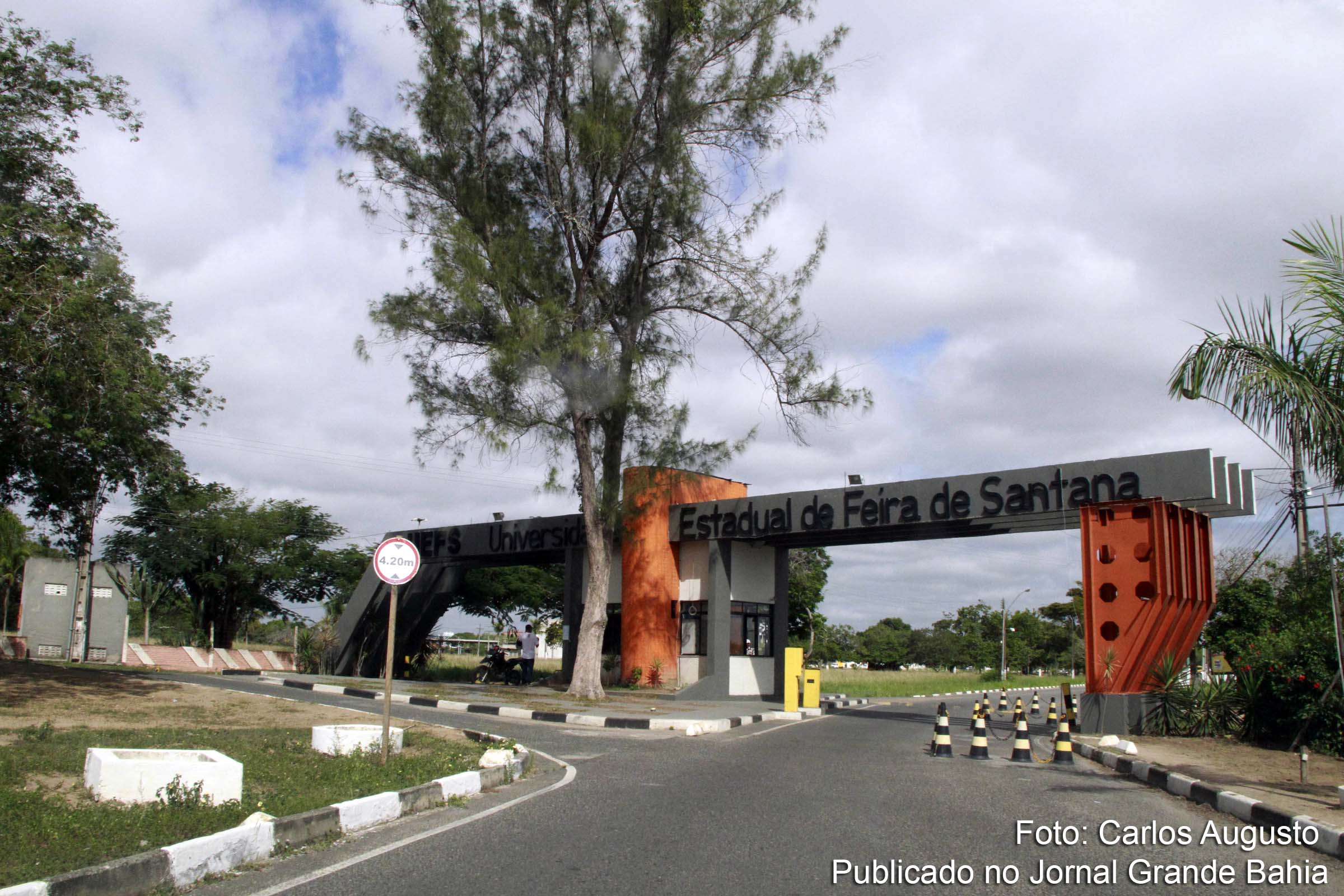 Pórtico de acesso aos campi da Universidade Estadual de Feira de Santana (UEFS).