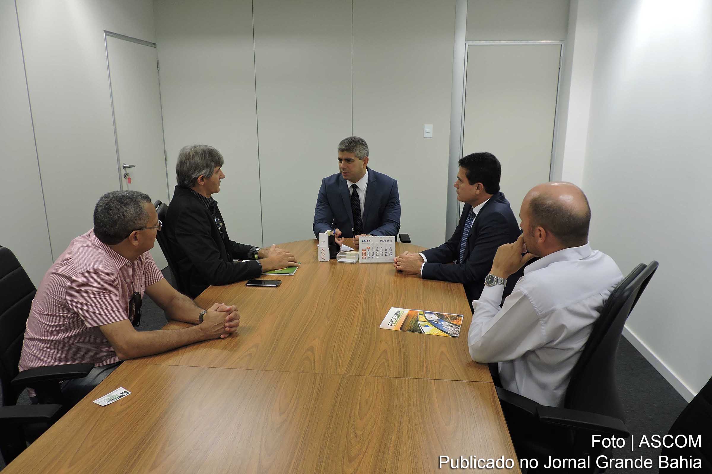 Secretário Maurício Barbosa participa da reunião.