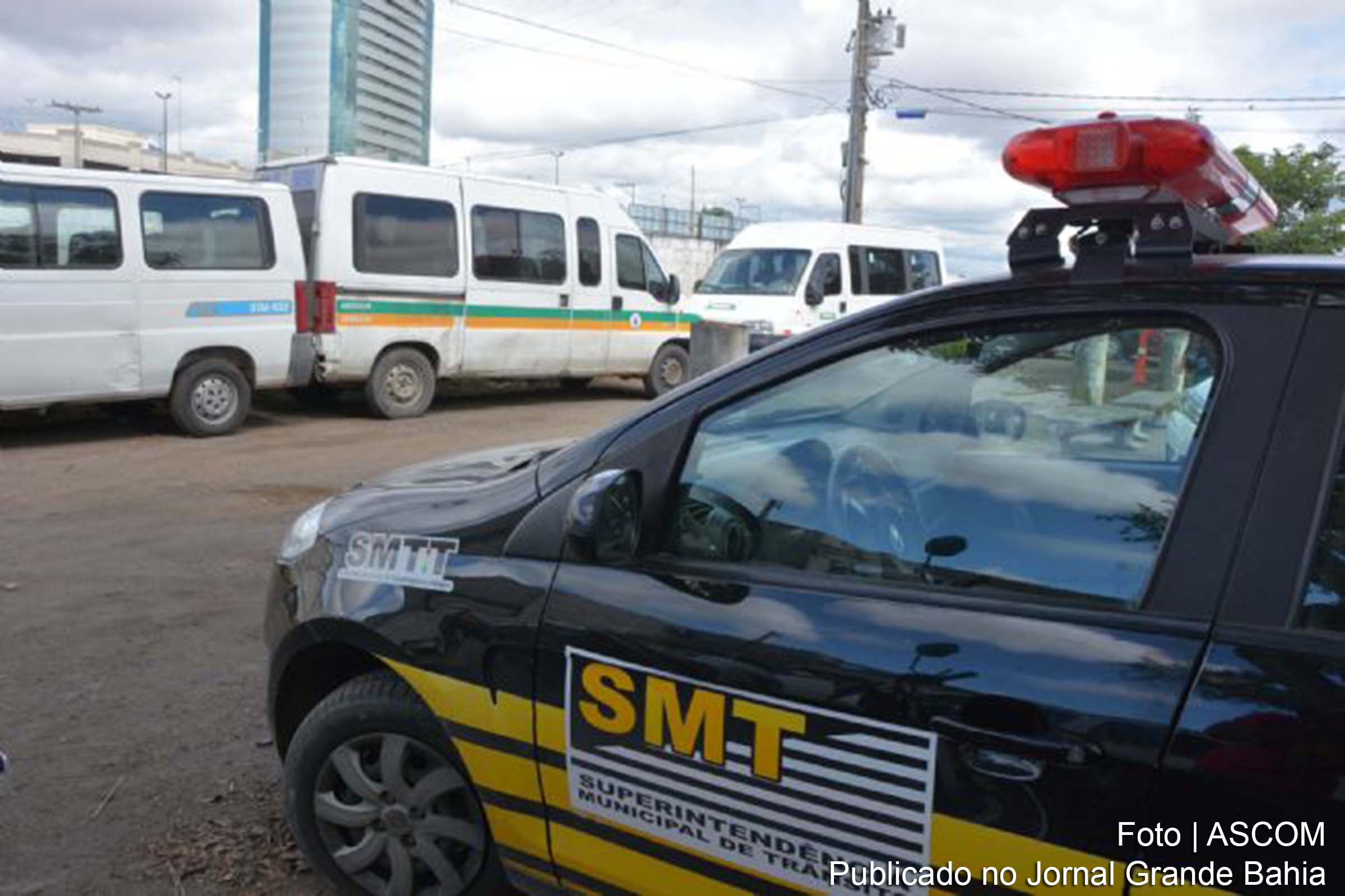 SMTT (Secretaria Municipal de Transporte e Trânsito).