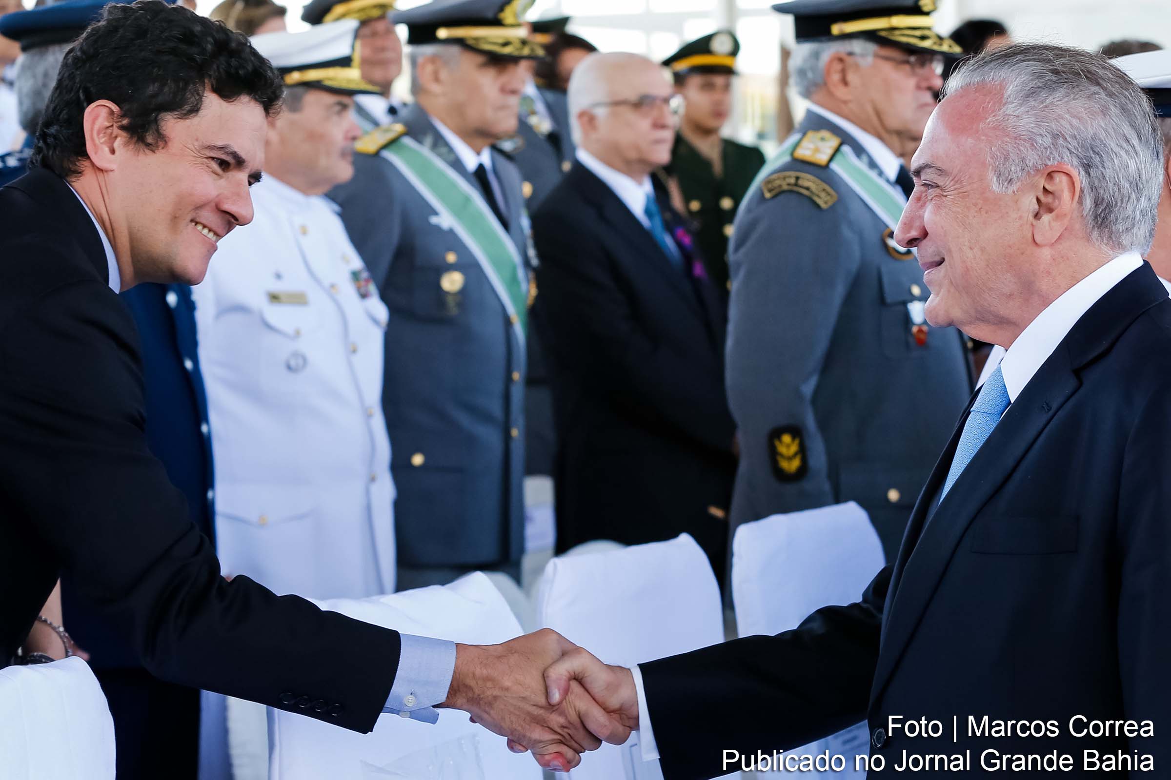 O juiz Sérgio Fernando Moro e o presidente Michel Temer. Relações sociais mascaram relações de poder. Quem se curva para quem? O Poder Judiciário perde credibilidade diante de um aparente tribunal de exceção, conduzido pelo “juiz da Lava Jato”.