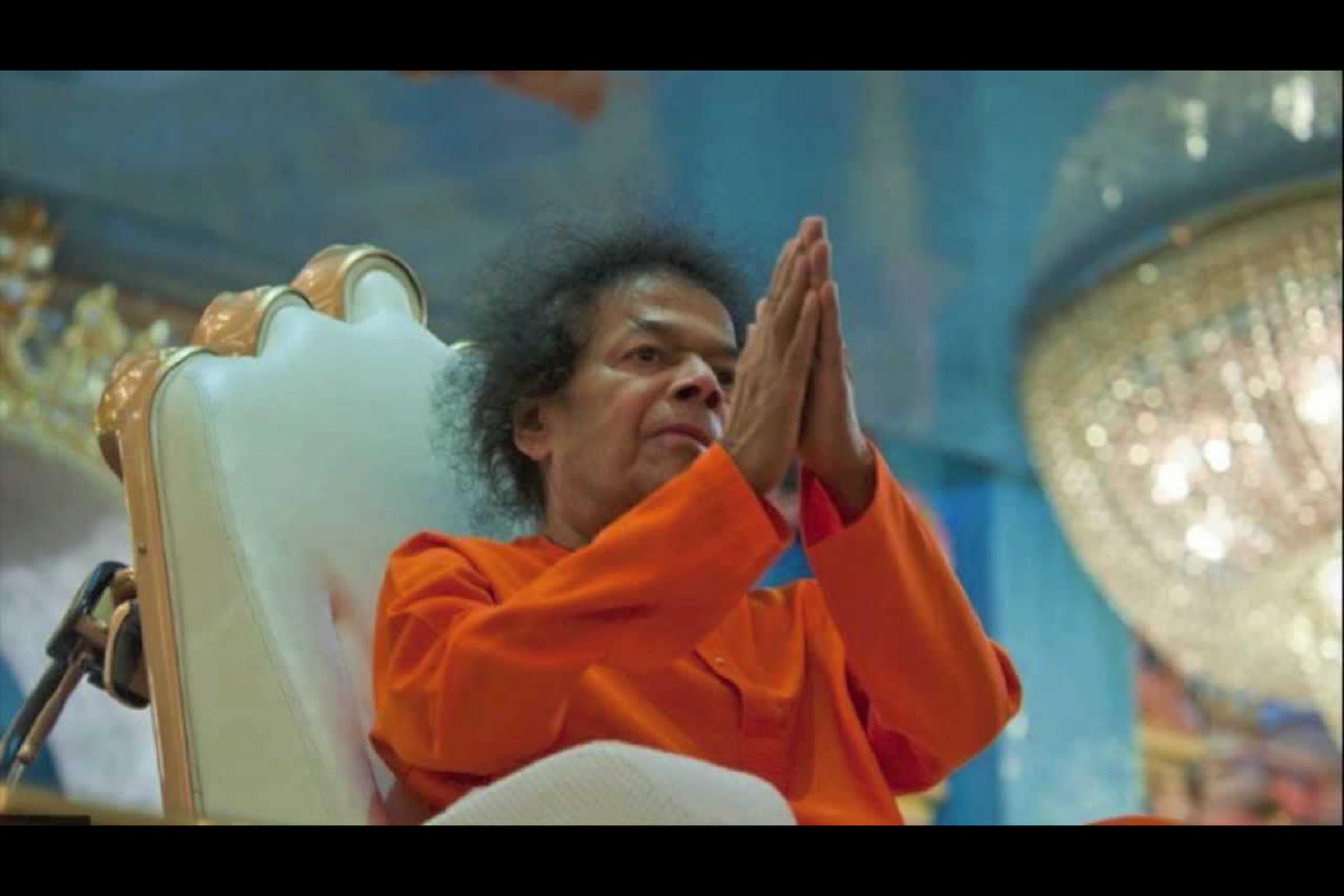 Benção de Sai Baba aos devotos.