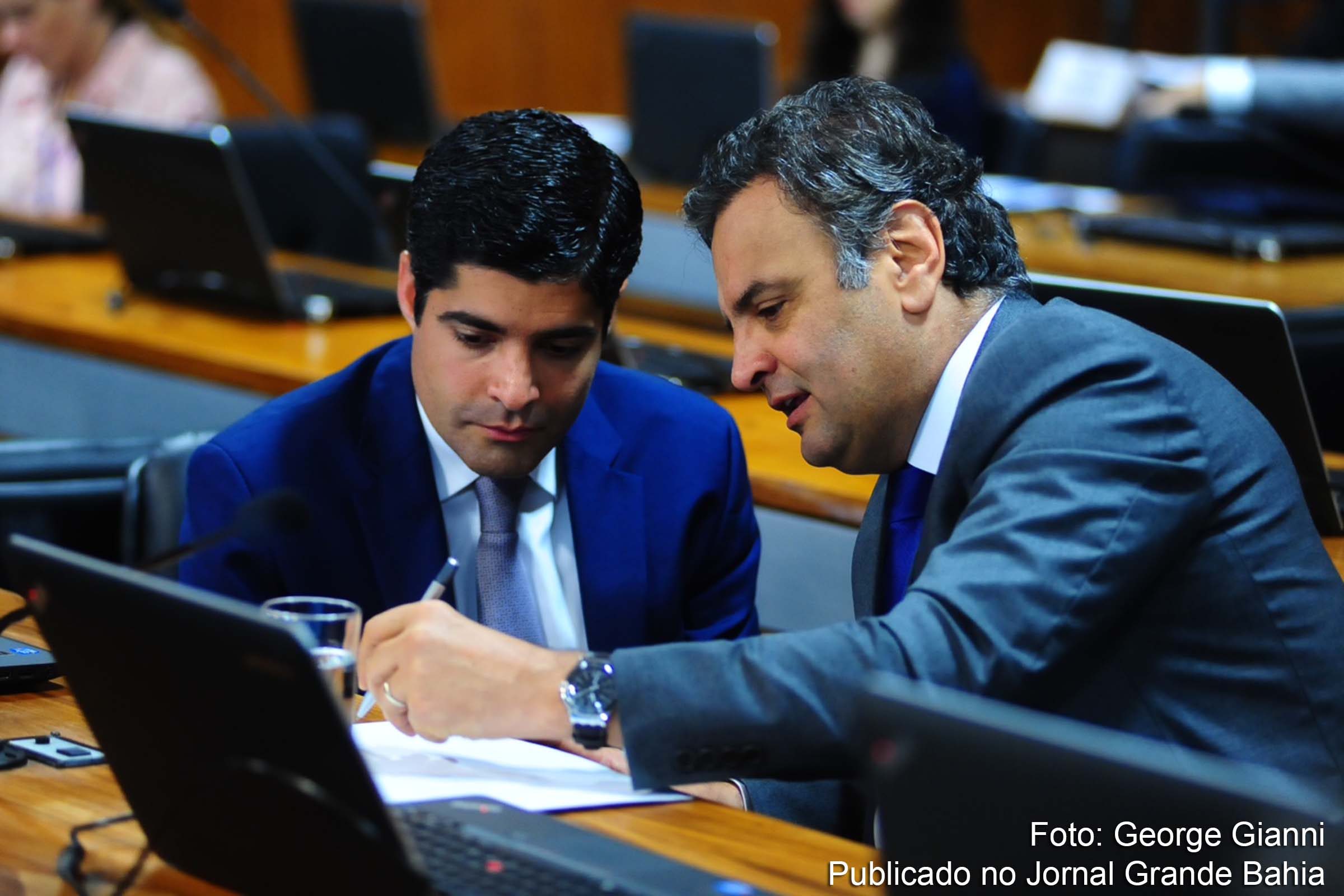 Prefeito ACM Neto e senador afastado Aécio Neves. STF recebe passaporte do senador.